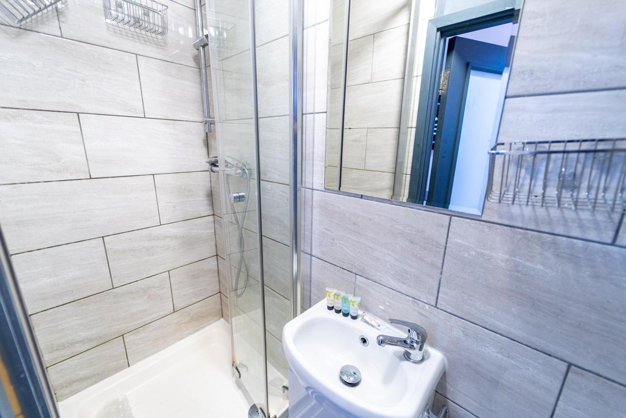 Guest house Sa Equipped 10 Mins From Centre And Next To Uob! *