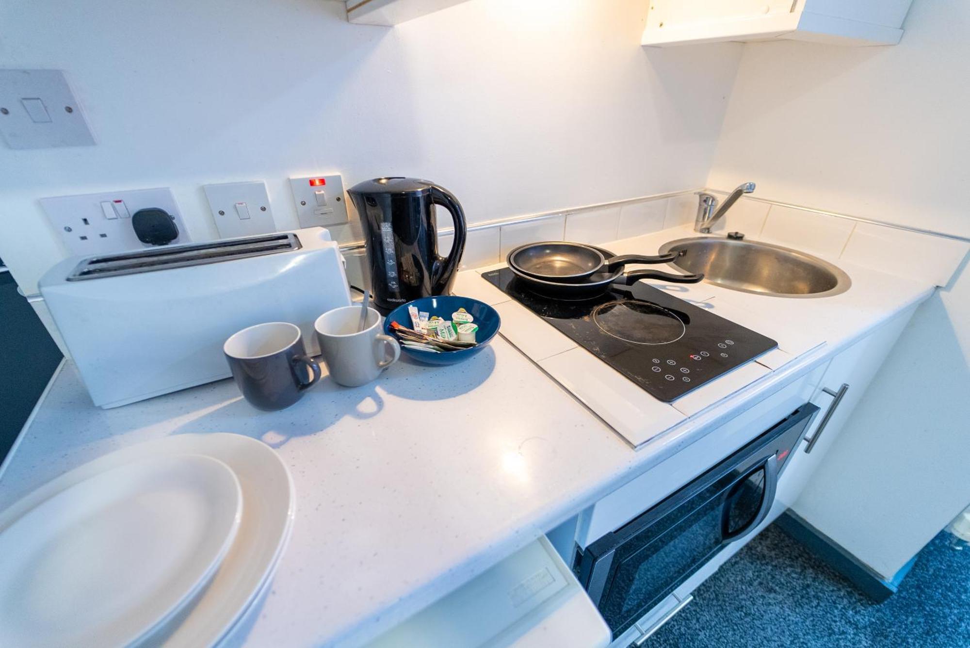 Guest house Sa Equipped 10 Mins From Centre And Next To Uob! *