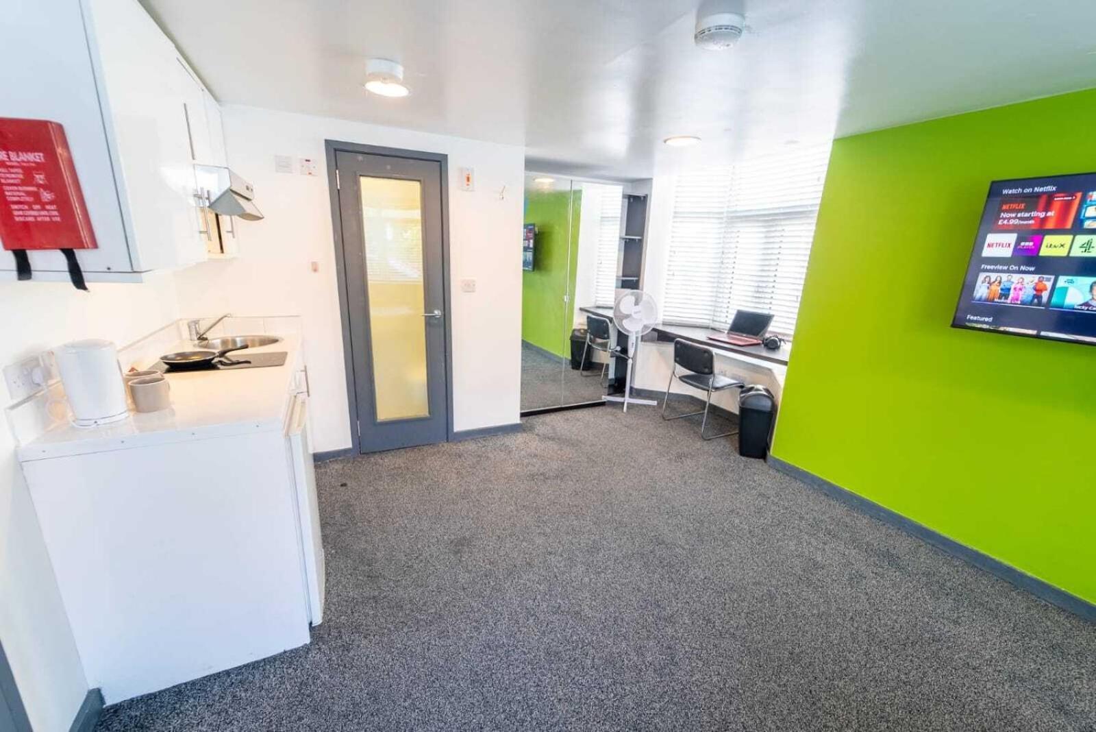 Guest house Sa Equipped 10 Mins From Centre And Next To Uob! *