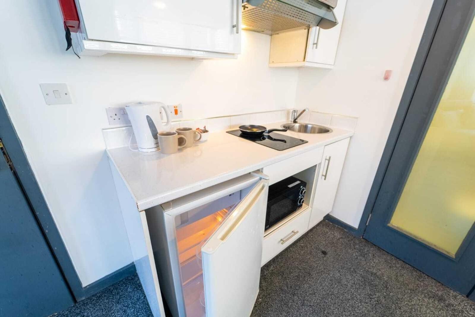 Sa Equipped 10 Mins From Centre And Next To Uob! *