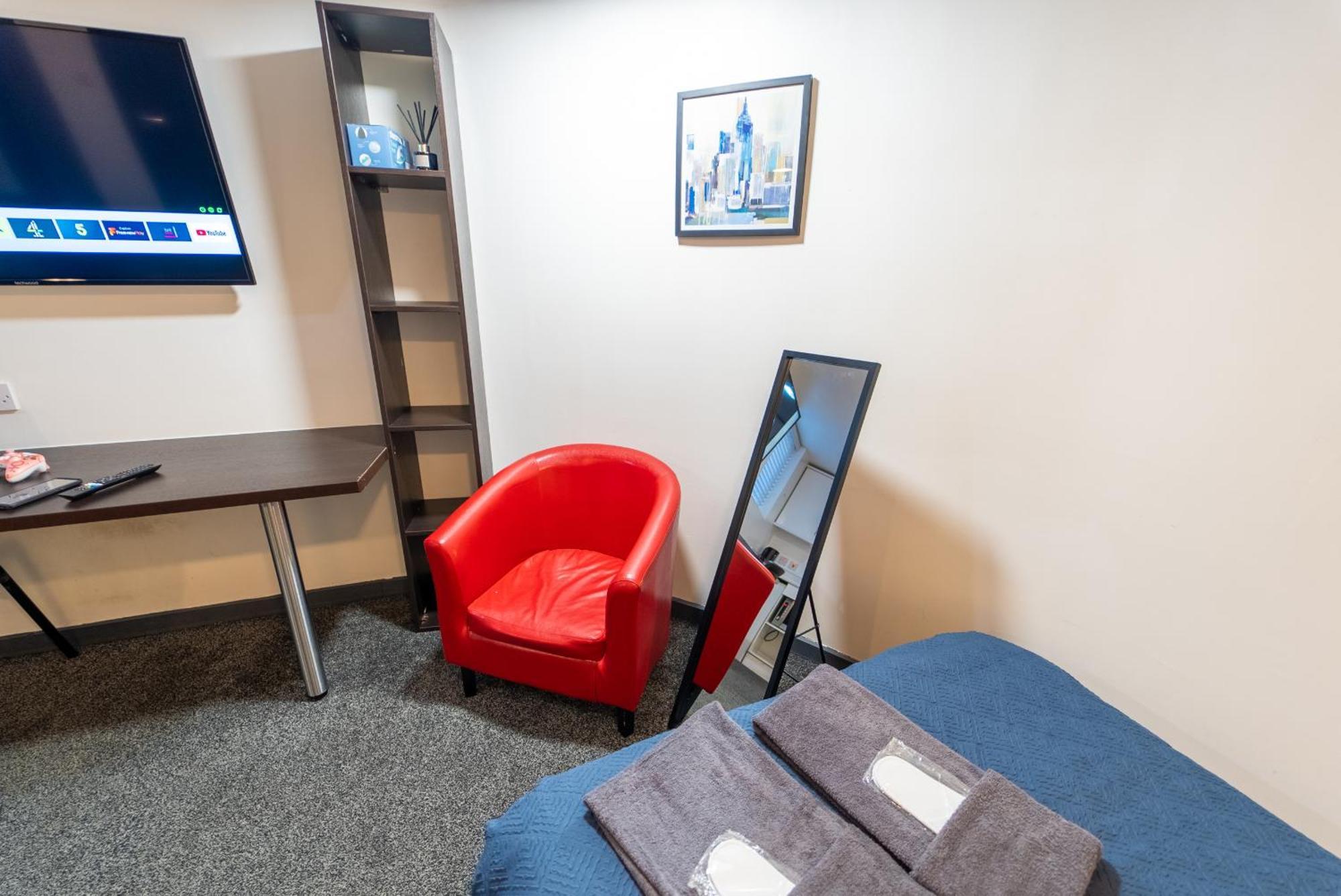Sa Equipped 10 Mins From Centre And Next To Uob! *