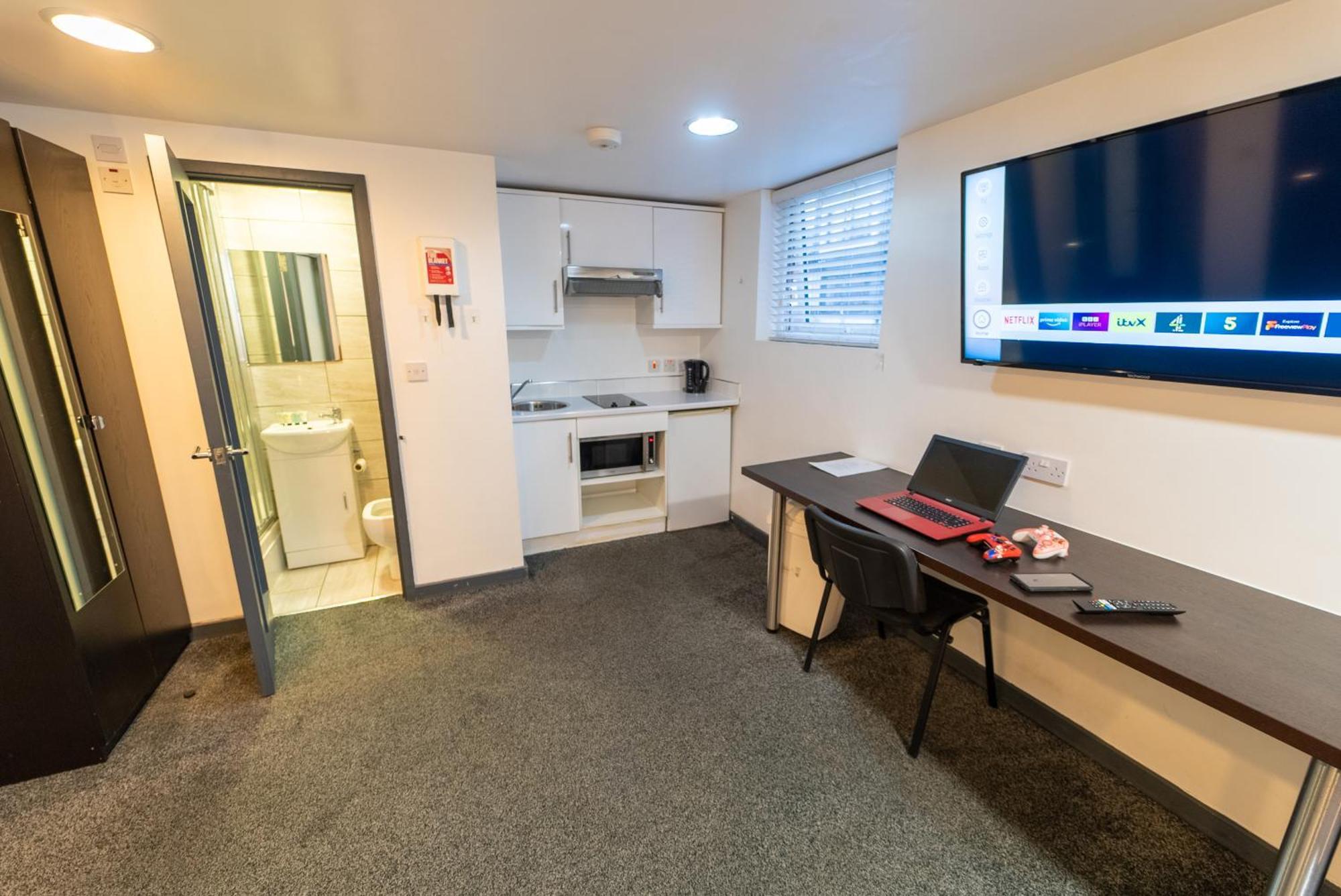 Sa Equipped 10 Mins From Centre And Next To Uob!