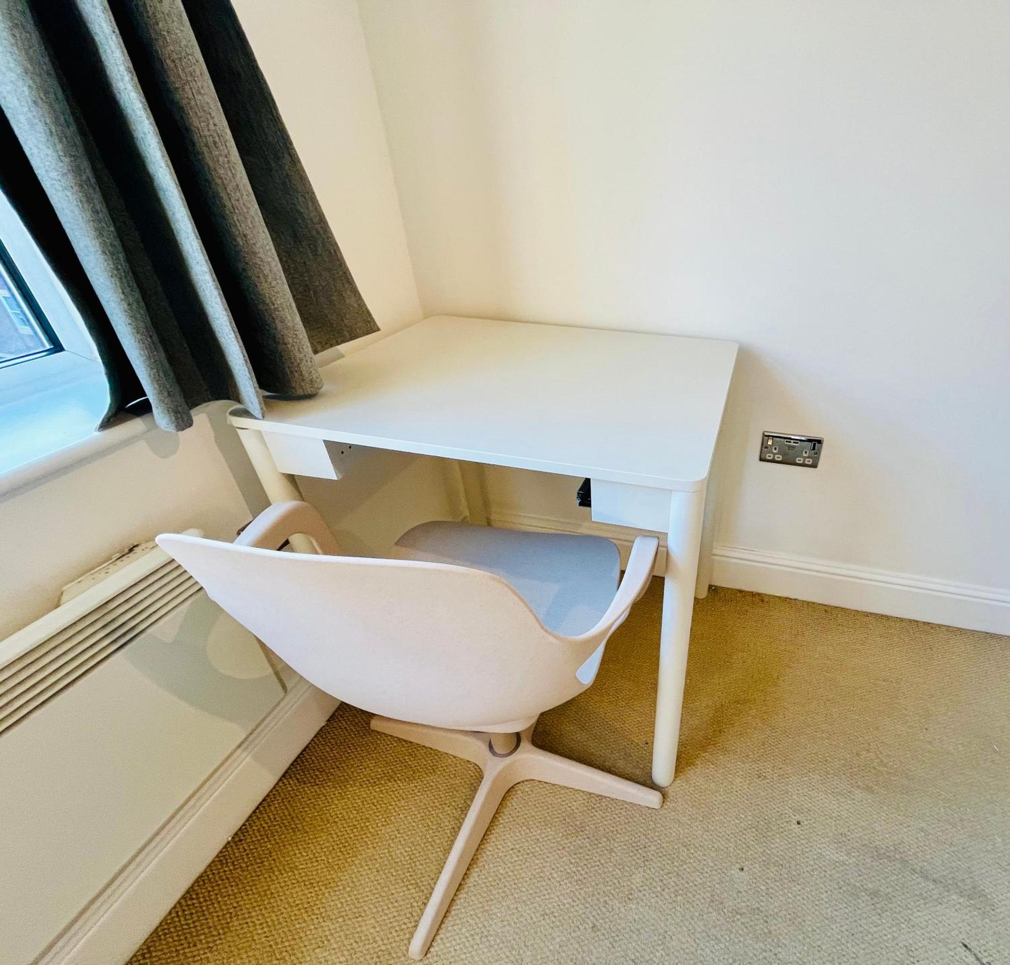 Exquisite Centre - Recently Refurbed - 2 Bed 2 Bath - Free Parking - Netflix Amazon *