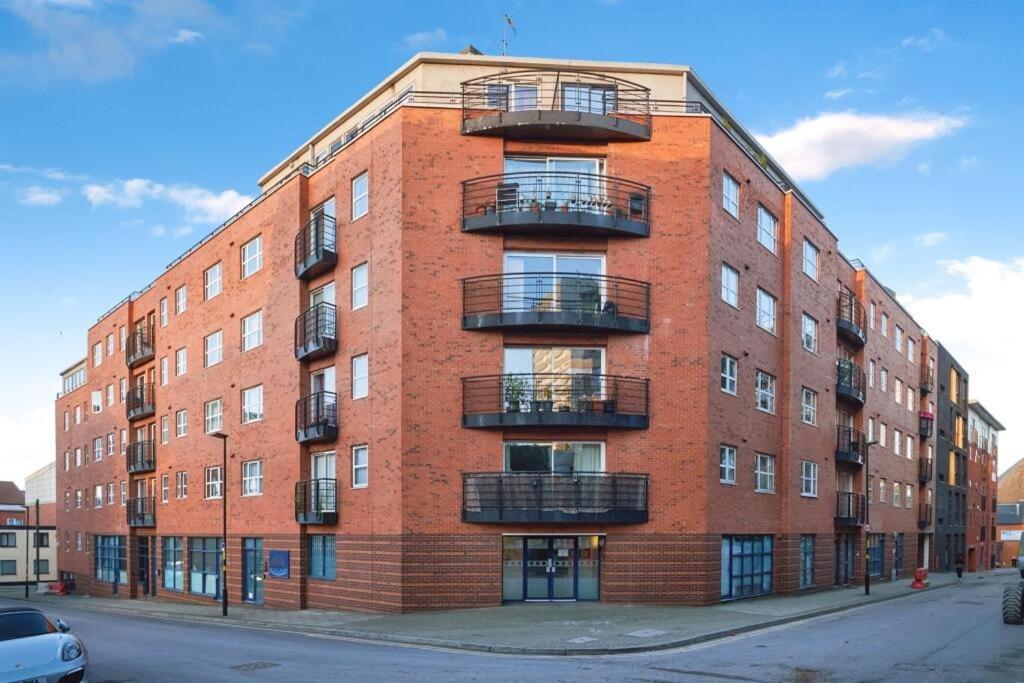 Exquisite Centre - Recently Refurbed - 2 Bed 2 Bath - Free Parking - Netflix Amazon *