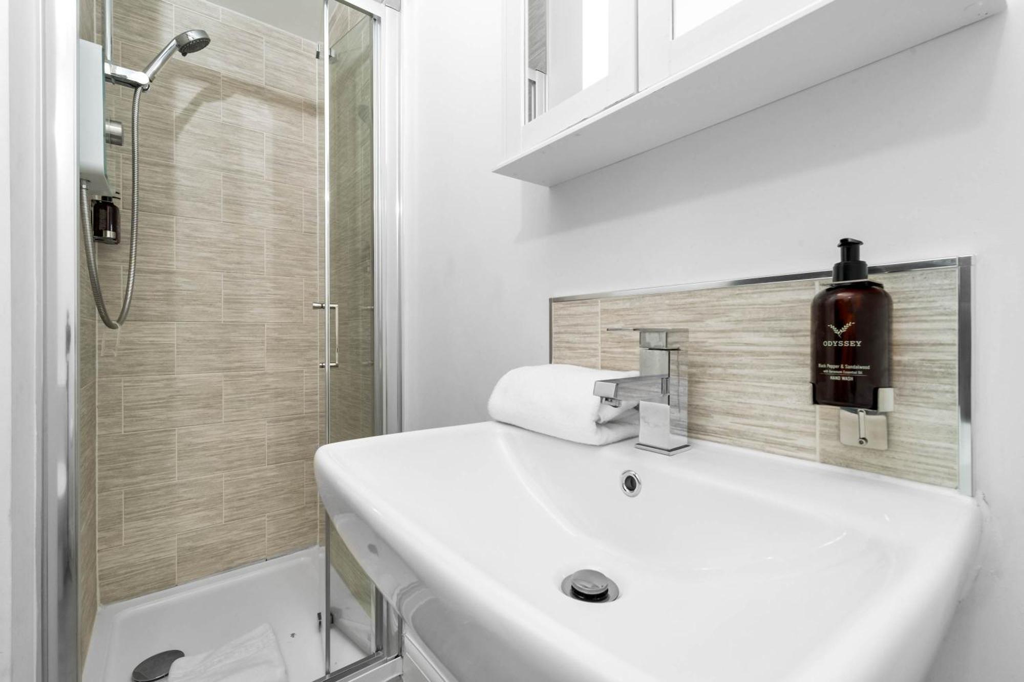 Holiday home Lavish 3 Bedroom House With Ensuite And Parking By Azura Nights