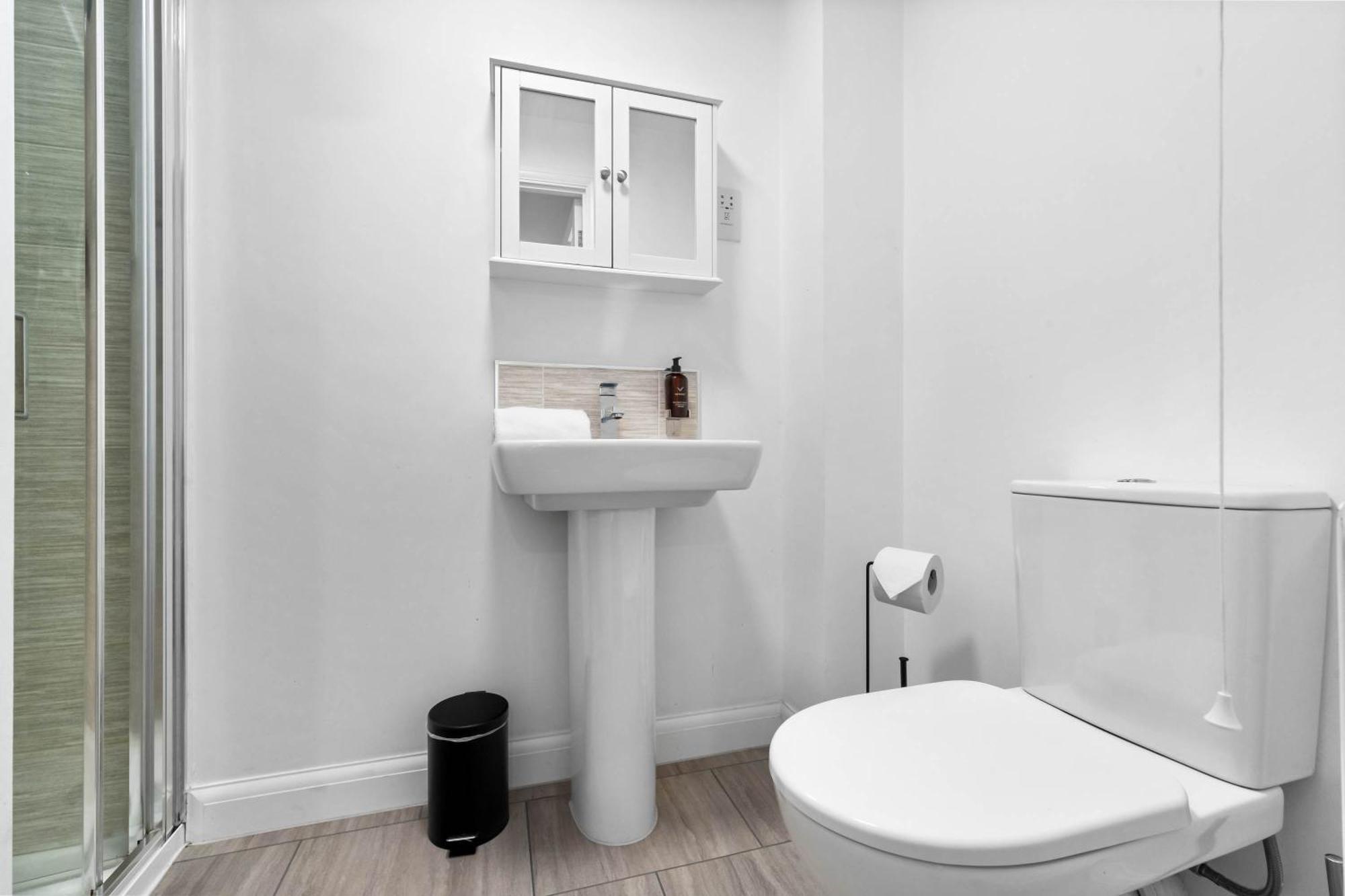 Lavish 3 Bedroom House With Ensuite And Parking By Azura Nights Holiday home Birmingham
