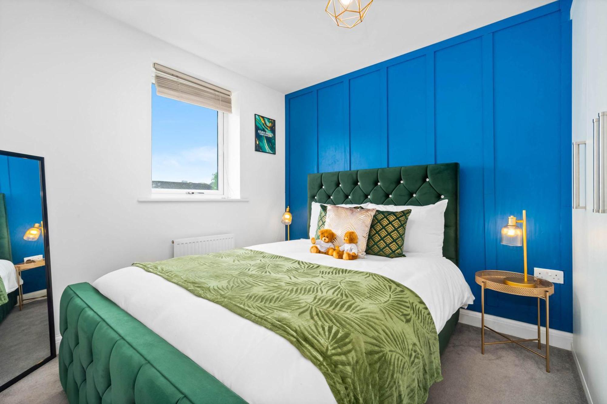 Lavish 3 Bedroom House With Ensuite And Parking By Azura Nights *