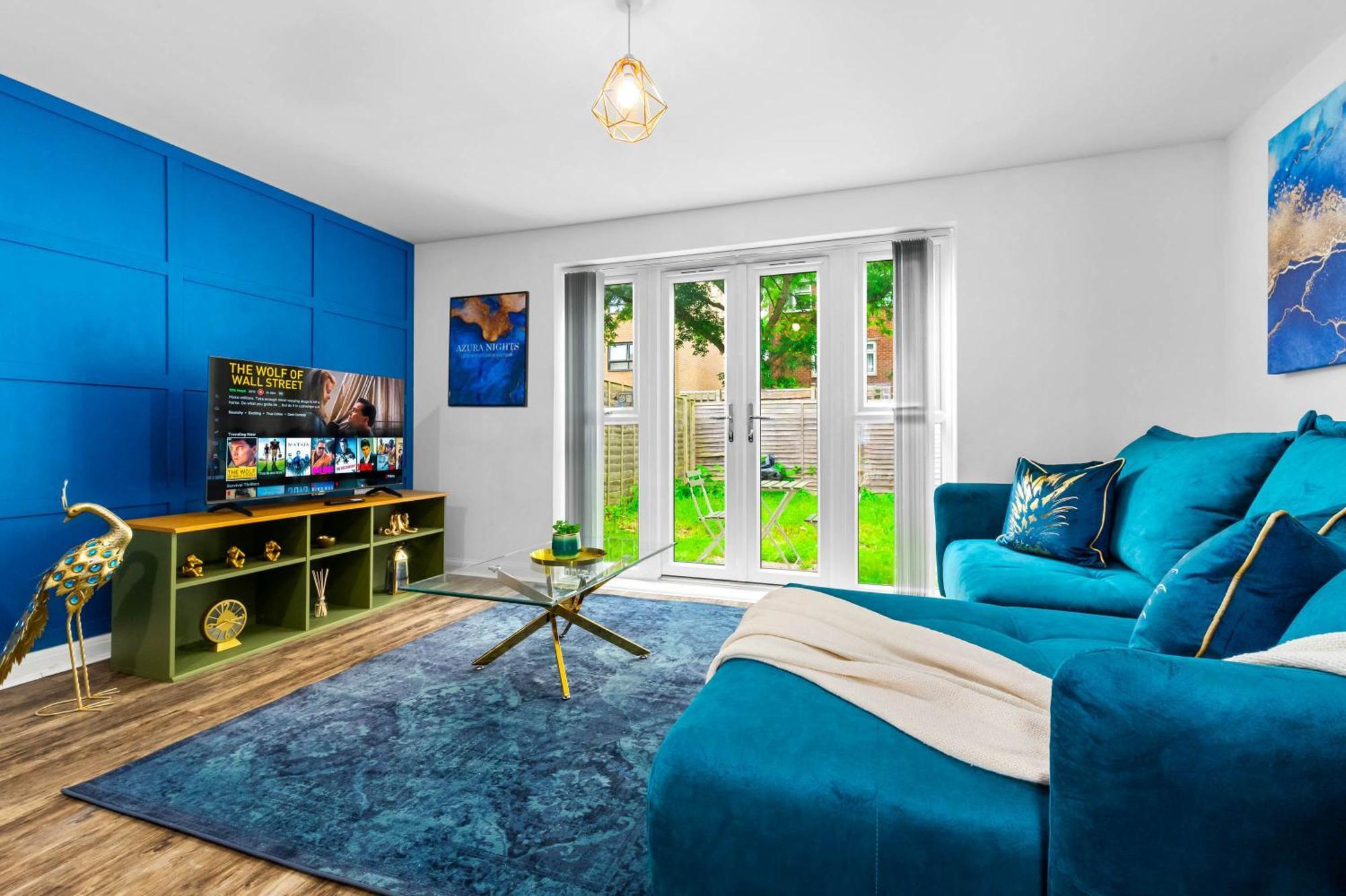 Lavish 3 Bedroom House With Ensuite And Parking By Azura Nights