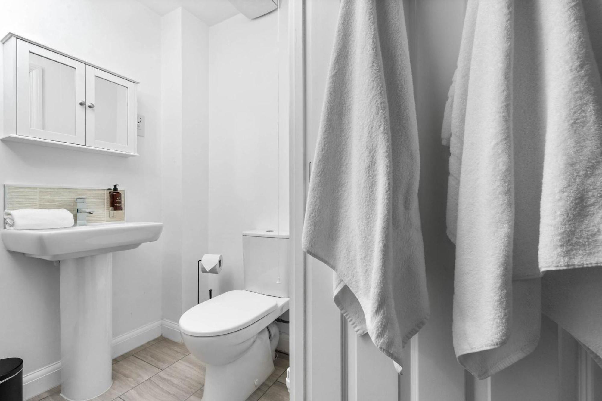 Lavish 3 Bedroom House With Ensuite And Parking By Azura Nights * Birmingham
