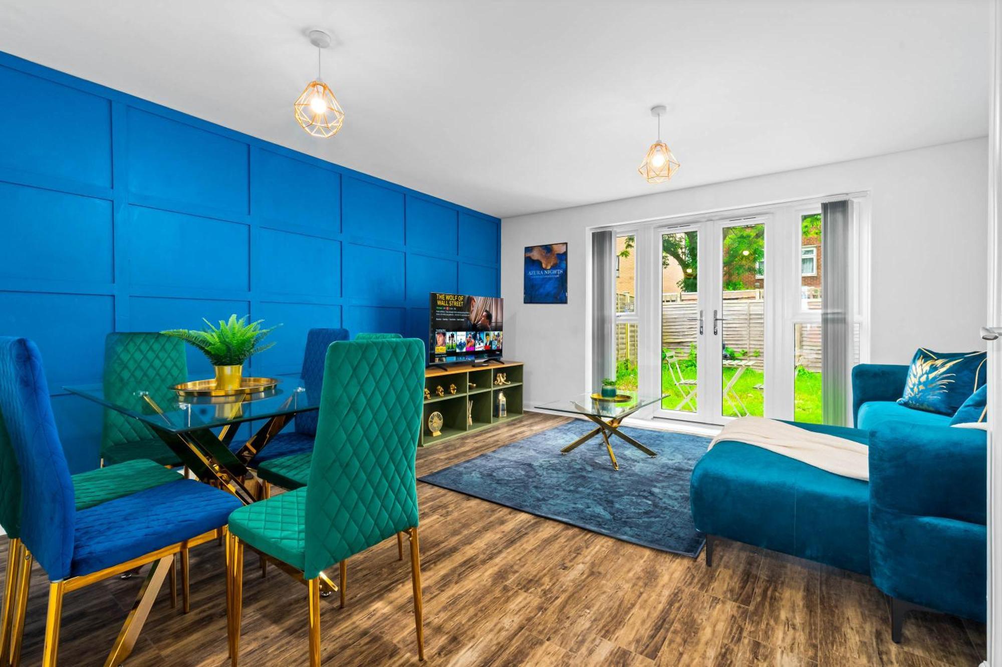 Lavish 3 Bedroom House With Ensuite And Parking By Azura Nights Holiday home Birmingham
