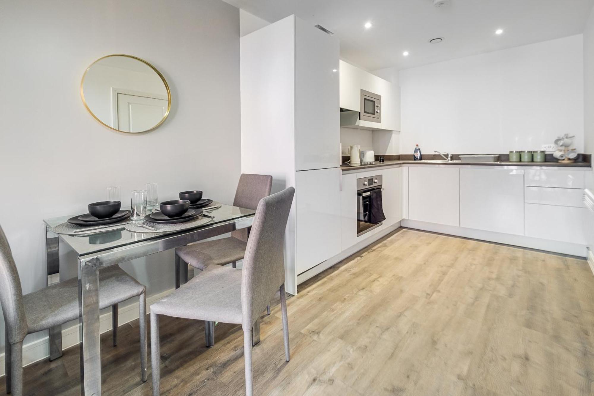 Centre Emerald Escape - Sleeps-6, 2beds & 2baths , Netflix , Free Internet Apartment Birmingham