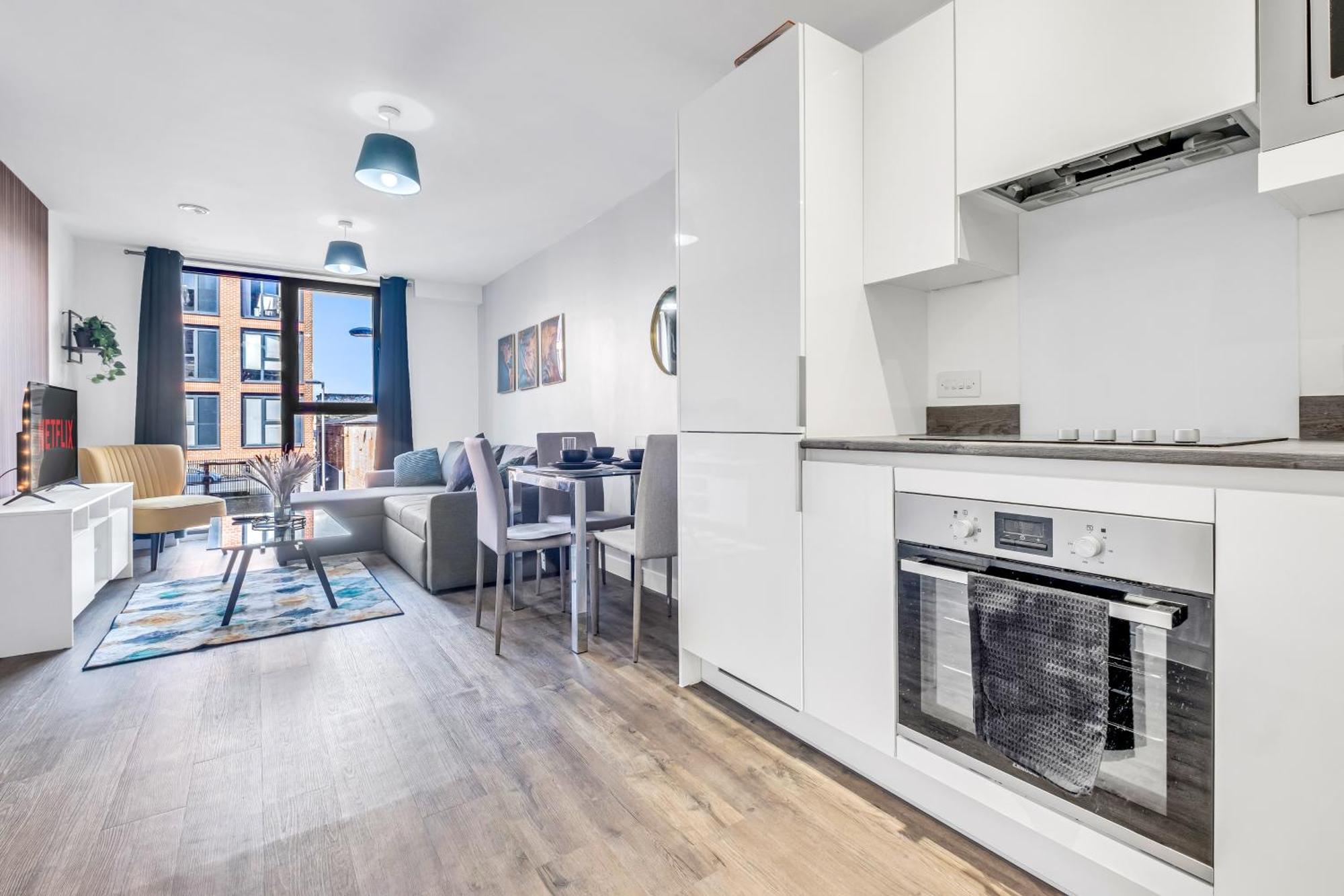 Centre Emerald Escape - Sleeps-6, 2beds & 2baths , Netflix , Free Internet