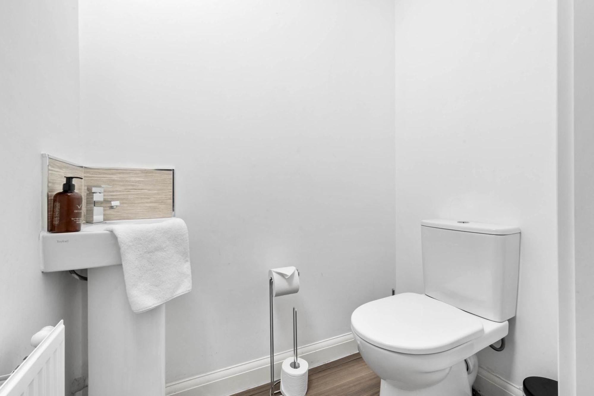 Lavish 3 Bedroom House With Ensuite And Parking By Azura Nights Holiday home