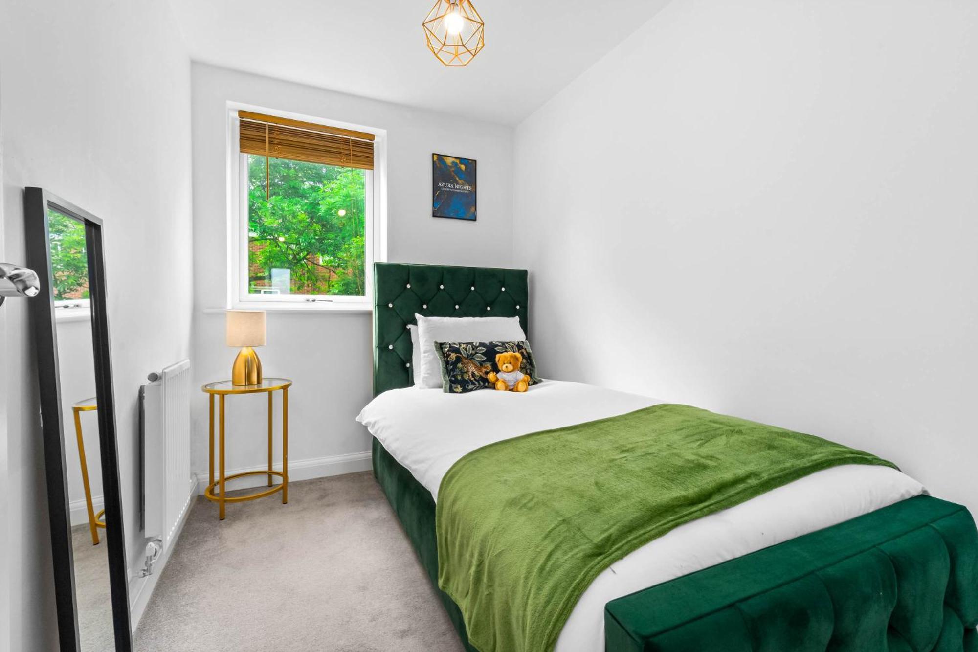 Lavish 3 Bedroom House With Ensuite And Parking By Azura Nights Holiday home *