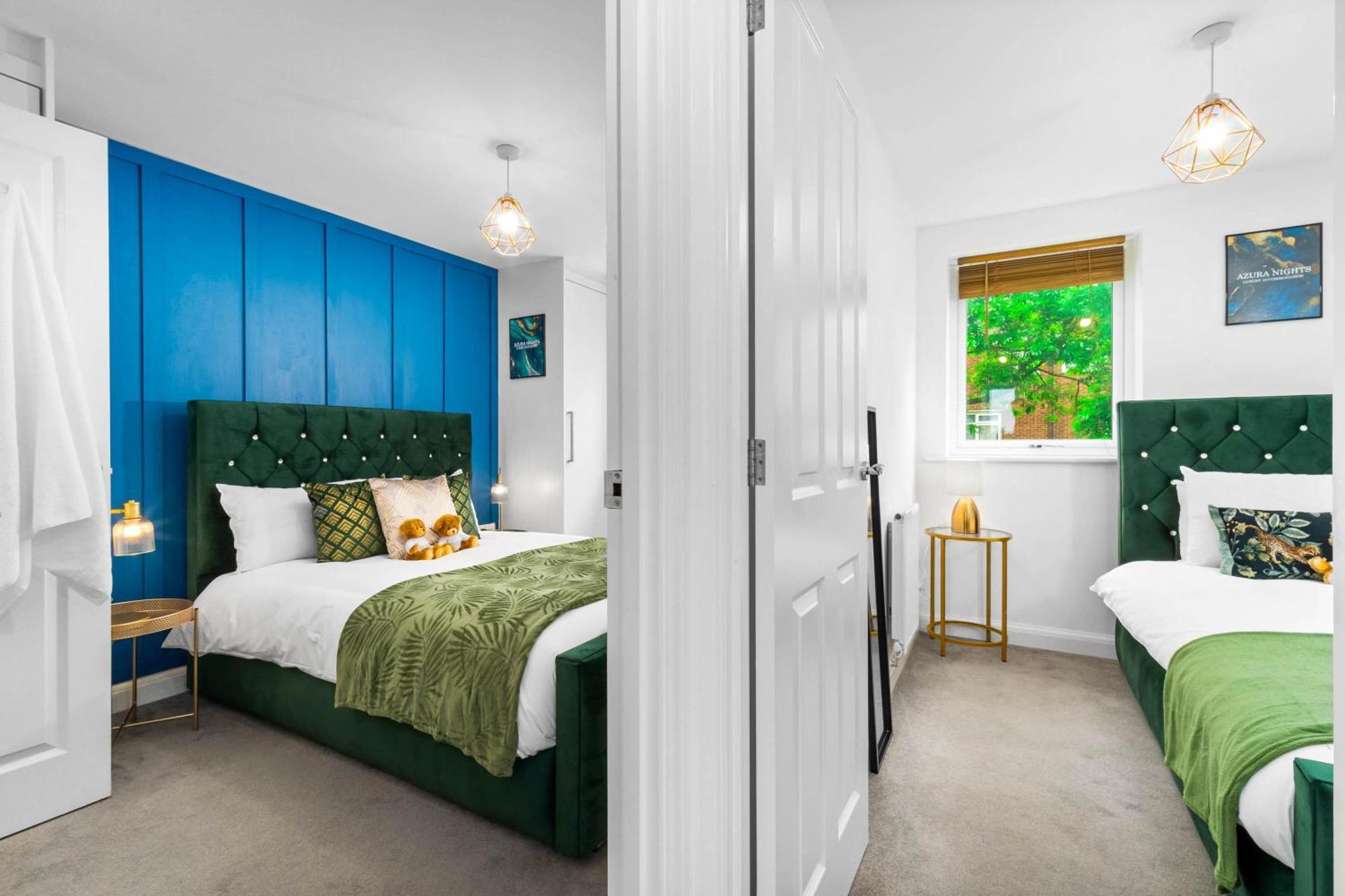 Lavish 3 Bedroom House With Ensuite And Parking By Azura Nights *