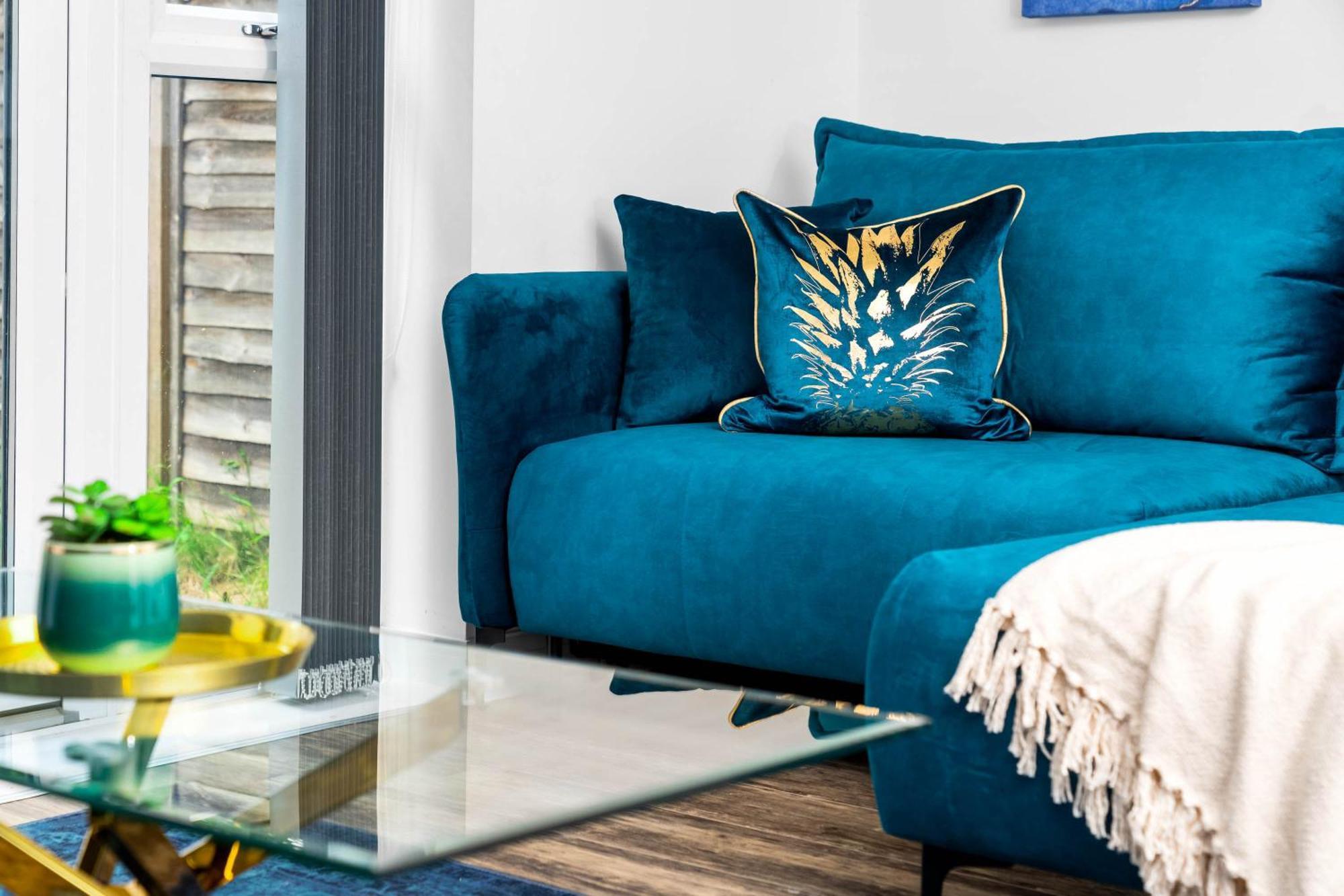 Lavish 3 Bedroom House With Ensuite And Parking By Azura Nights *