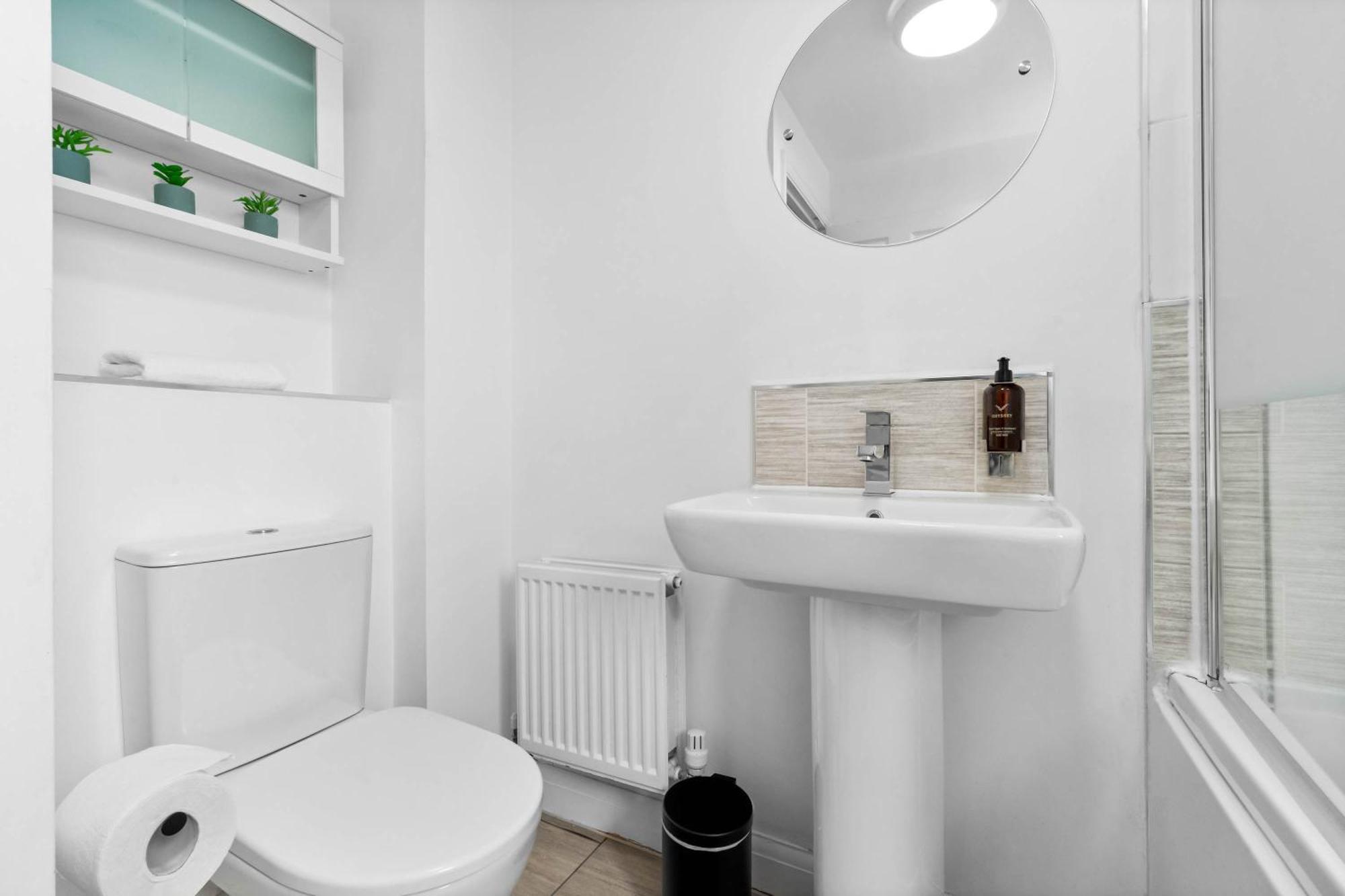 Lavish 3 Bedroom House With Ensuite And Parking By Azura Nights Holiday home *