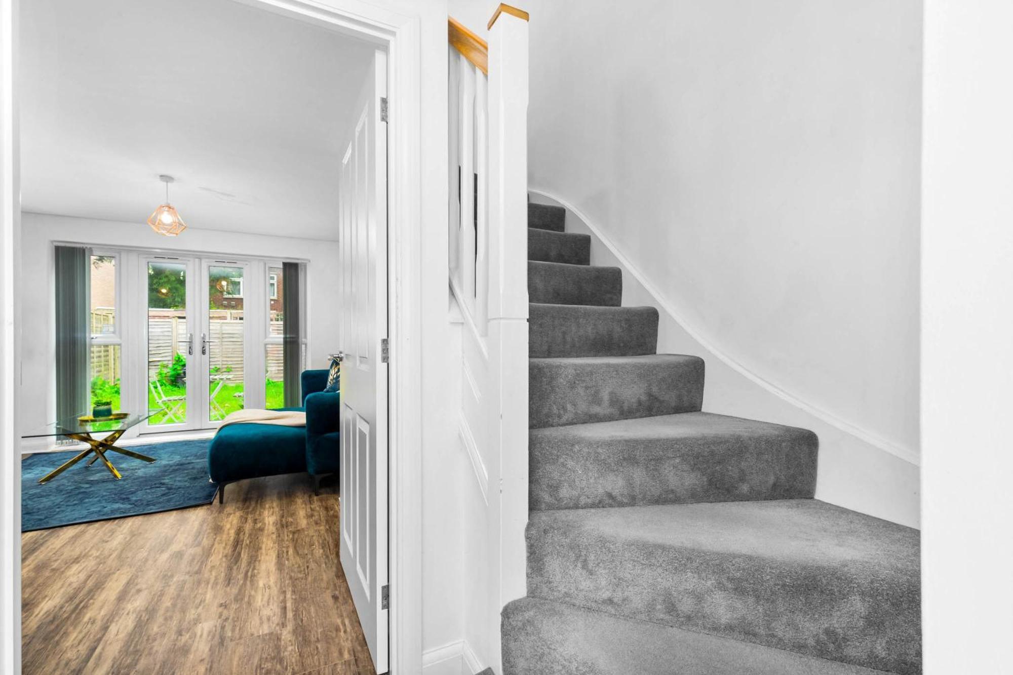 Lavish 3 Bedroom House With Ensuite And Parking By Azura Nights *