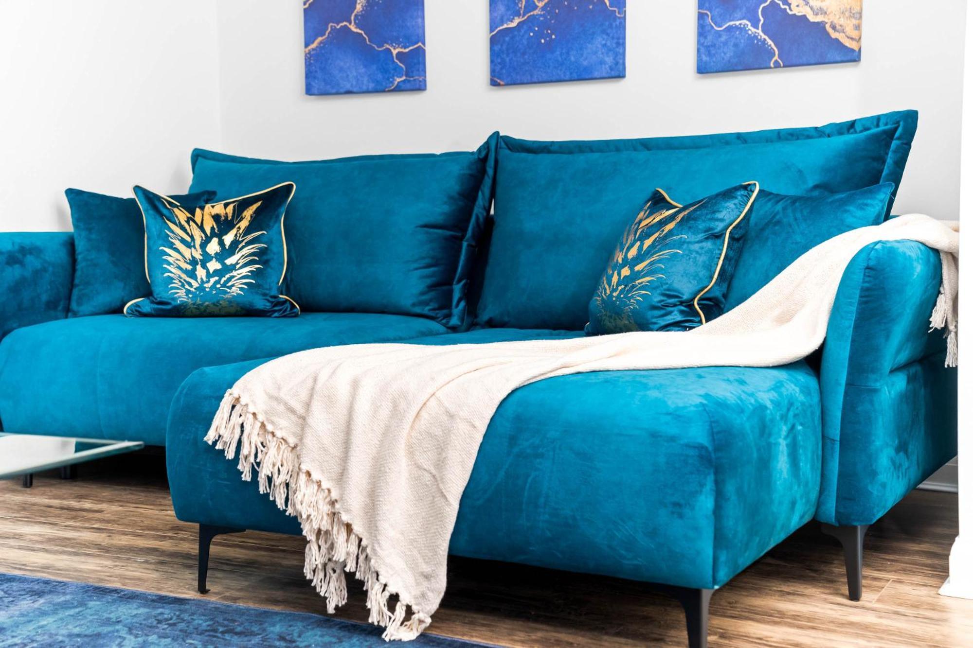 Lavish 3 Bedroom House With Ensuite And Parking By Azura Nights Holiday home Birmingham