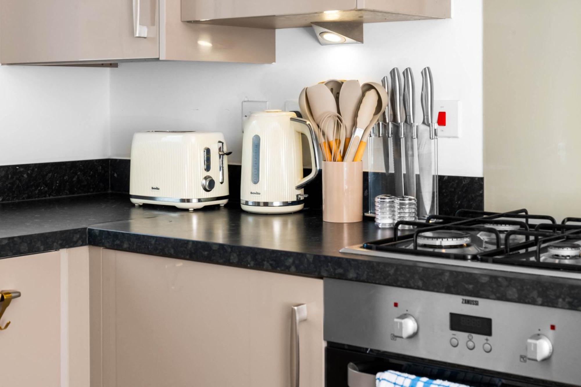 Lavish 3 Bedroom House With Ensuite And Parking By Azura Nights