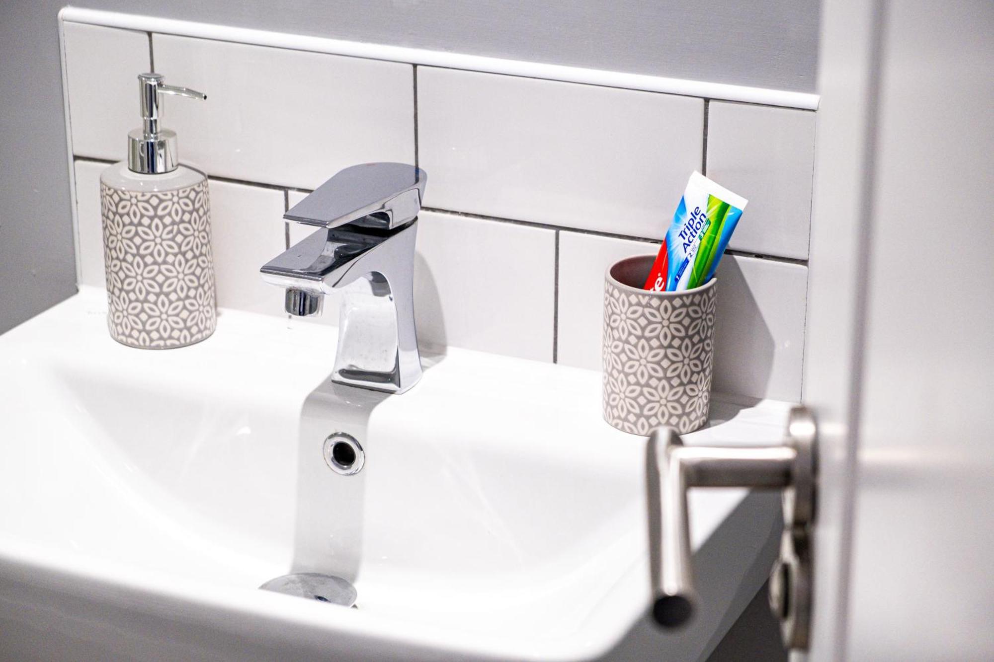 Centre Emerald Escape - Sleeps-6, 2beds & 2baths , Netflix , Free Internet Apartment Birmingham