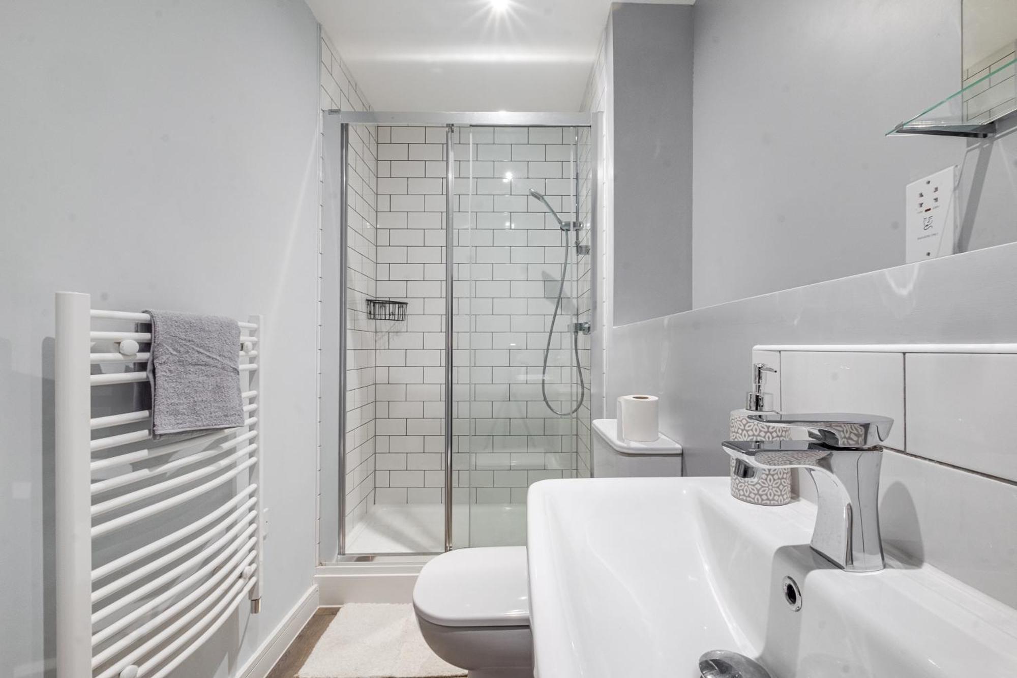 Centre Emerald Escape - Sleeps-6, 2beds & 2baths , Netflix , Free Internet Apartment