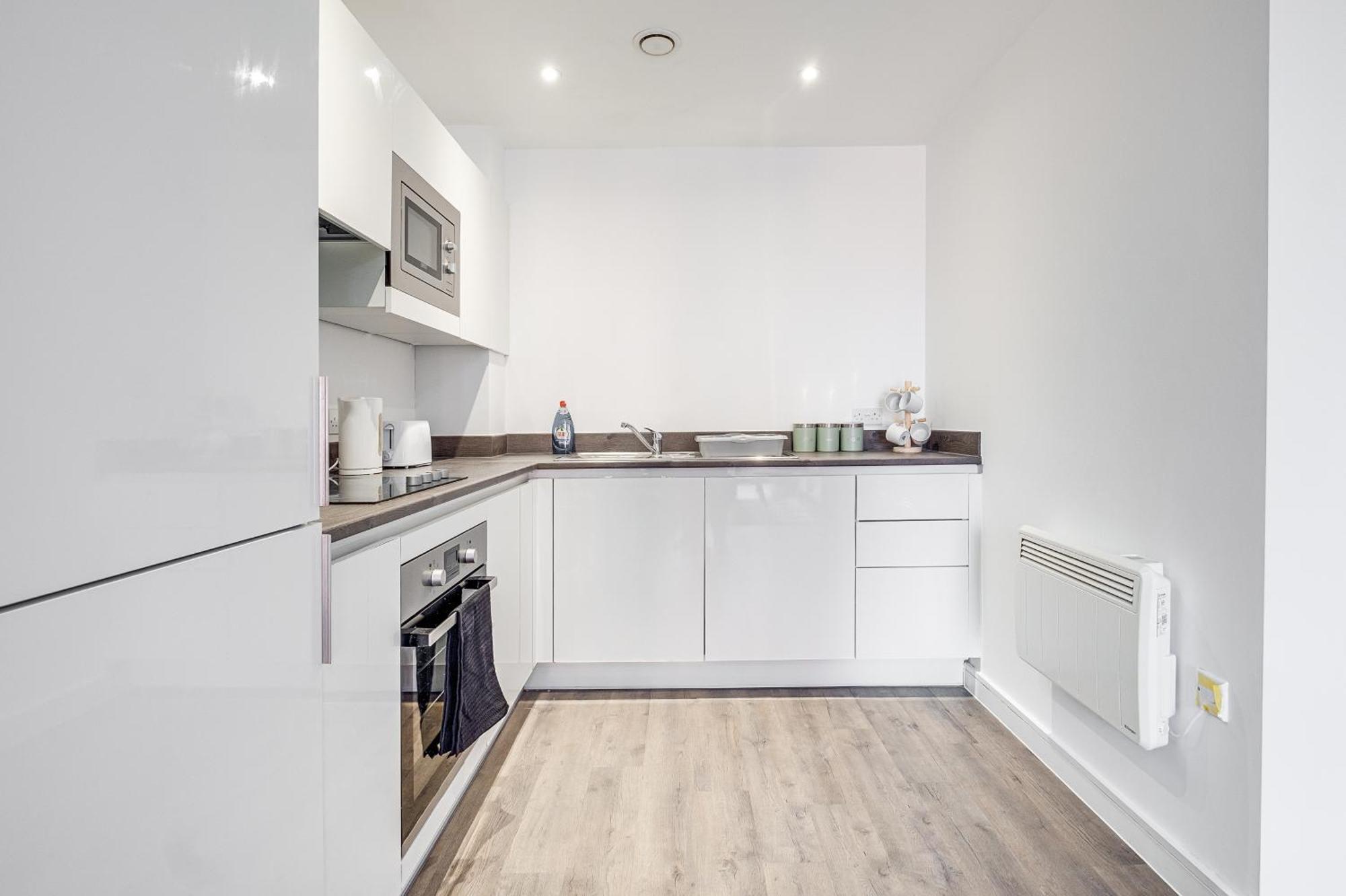 Apartment Centre Emerald Escape - Sleeps-6, 2beds & 2baths , Netflix , Free Internet *