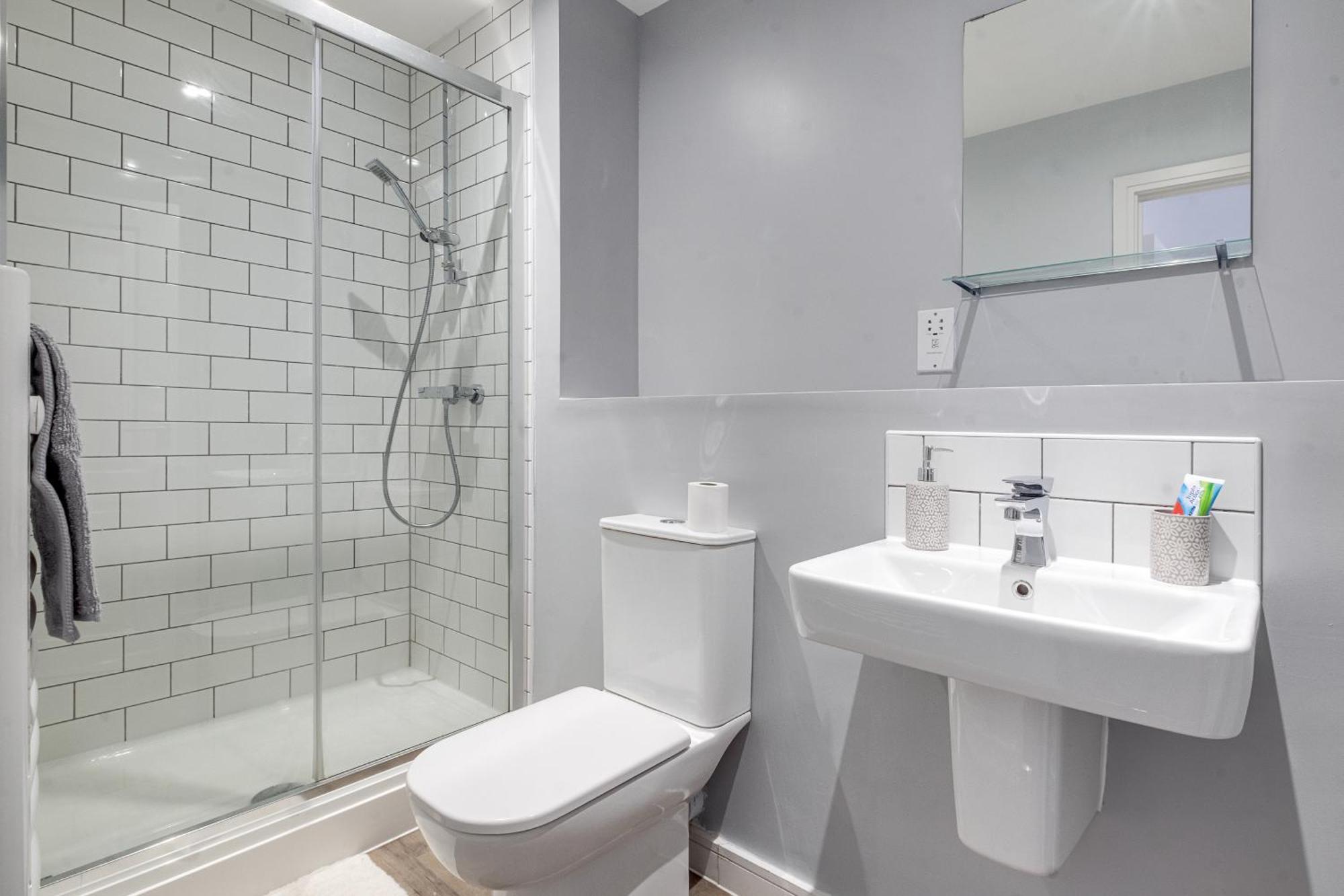 Centre Emerald Escape - Sleeps-6, 2beds & 2baths , Netflix , Free Internet *