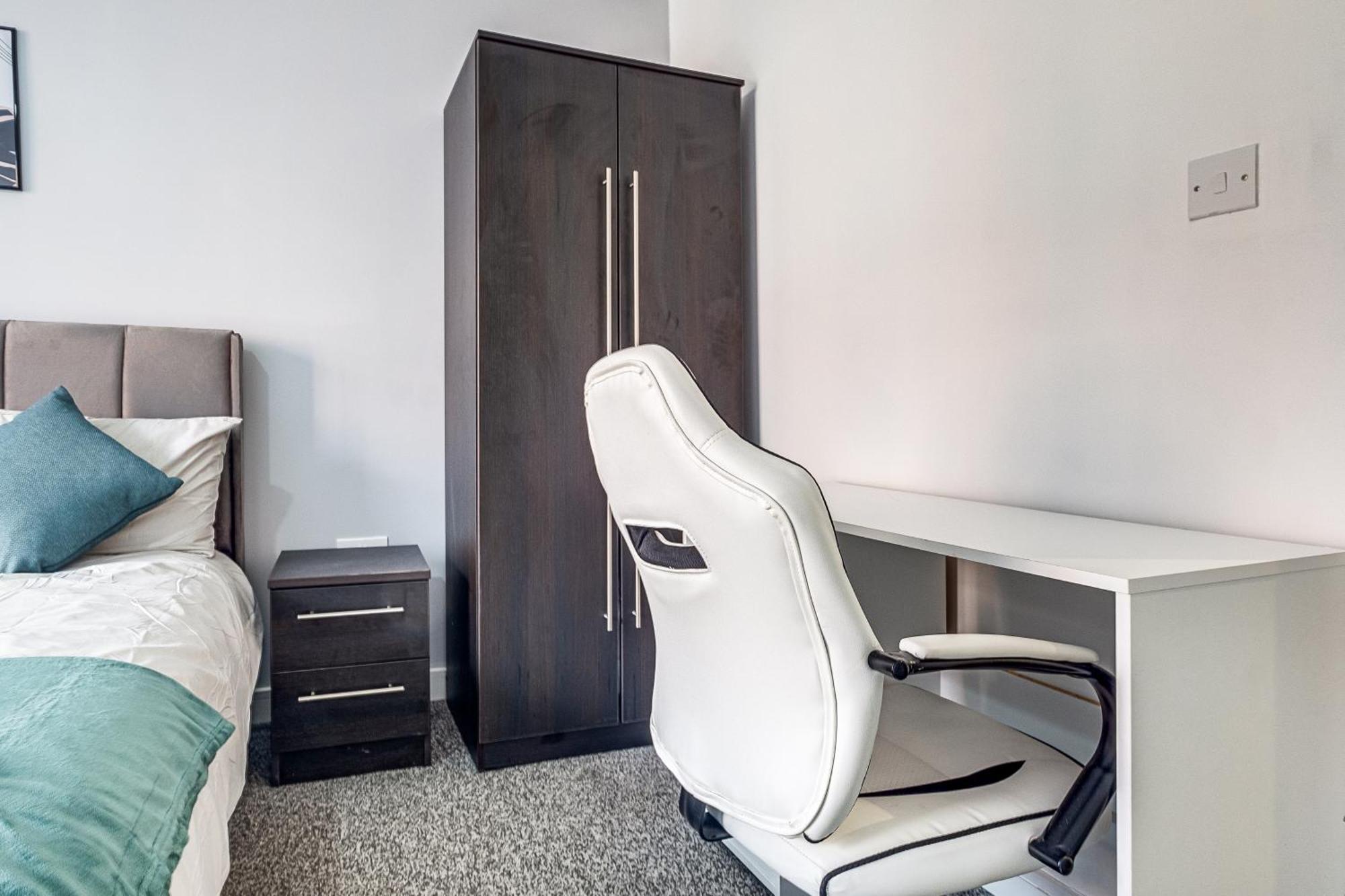 Centre Emerald Escape - Sleeps-6, 2beds & 2baths , Netflix , Free Internet Birmingham