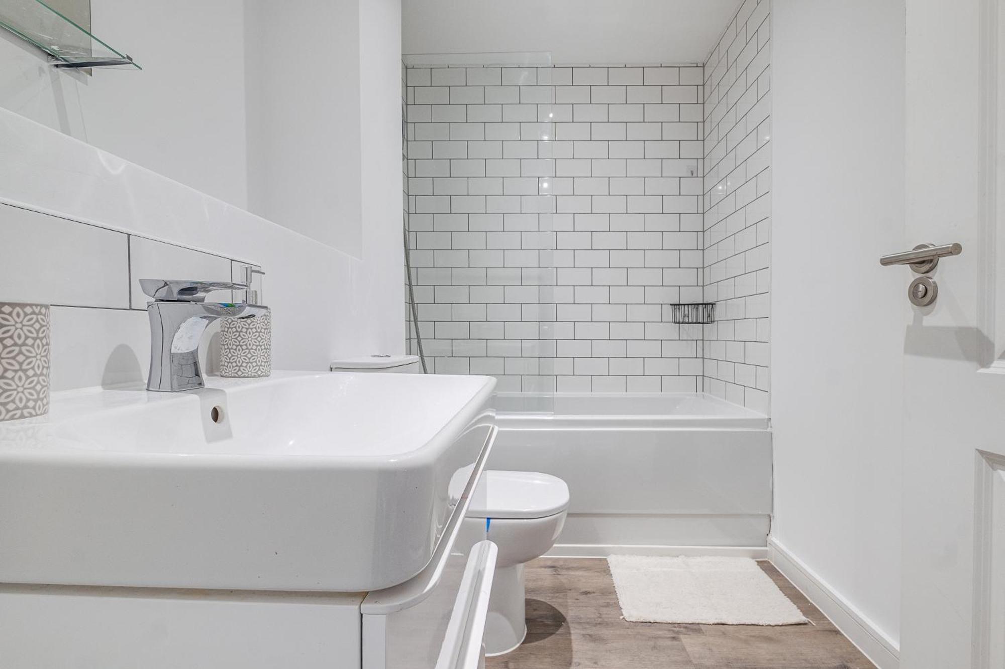 Apartment Centre Emerald Escape - Sleeps-6, 2beds & 2baths , Netflix , Free Internet
