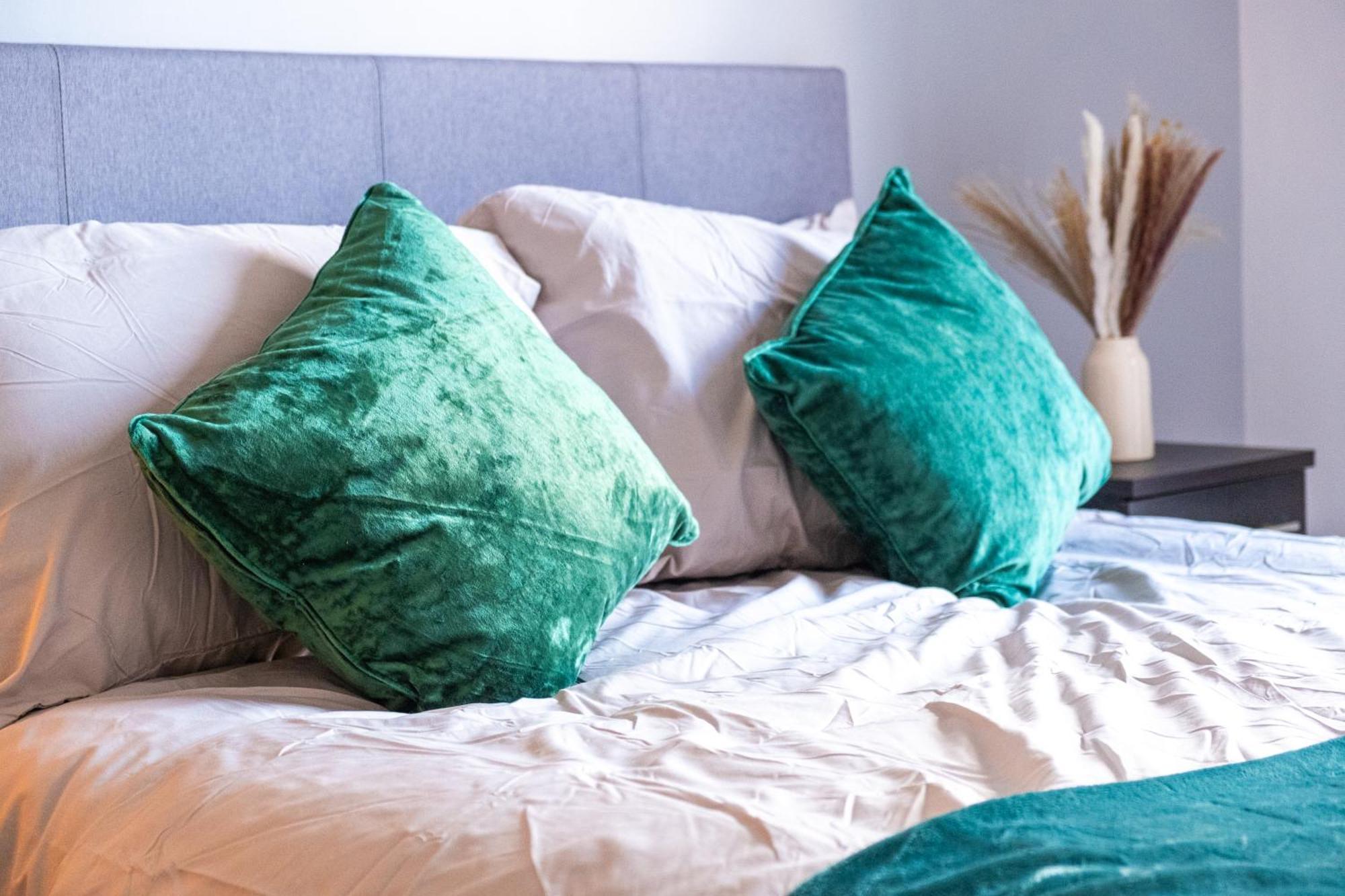 Centre Emerald Escape - Sleeps-6, 2beds & 2baths , Netflix , Free Internet Apartment *