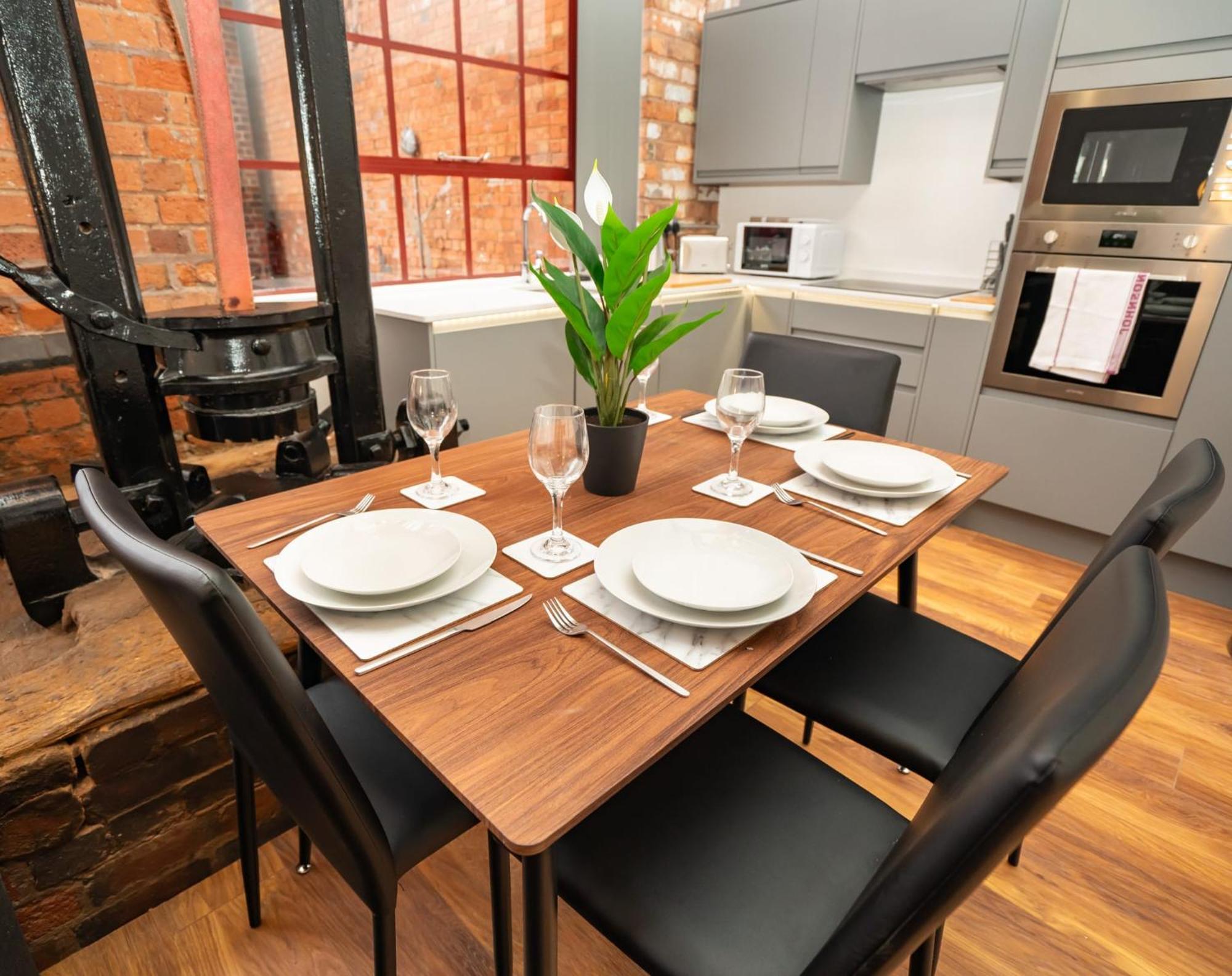Stunning 2 Bed Warehouse Apartment, Birmingham