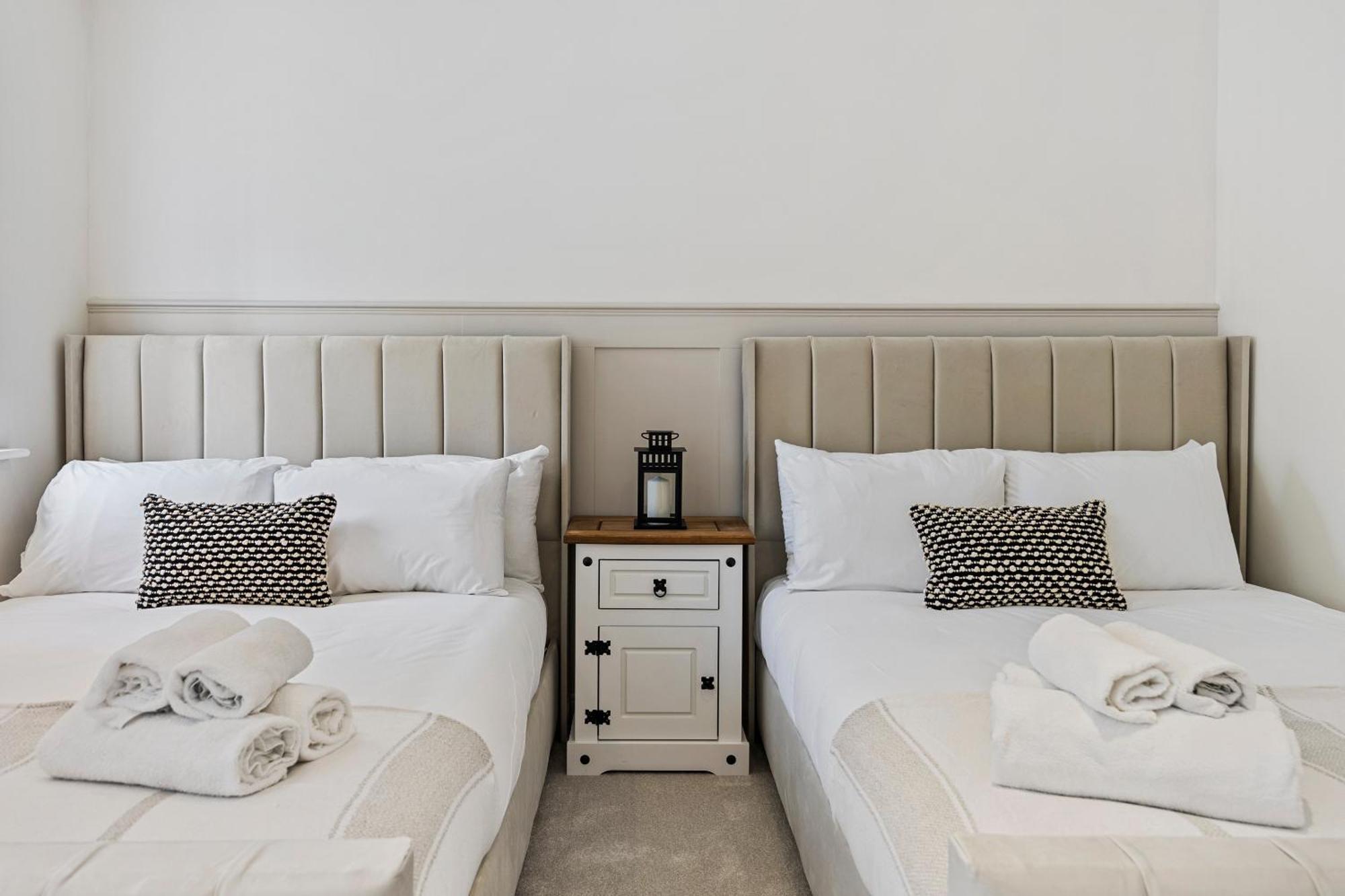 Villa Inicio - New! Stunning - Free Parking - Sleeps 8 - Near M6