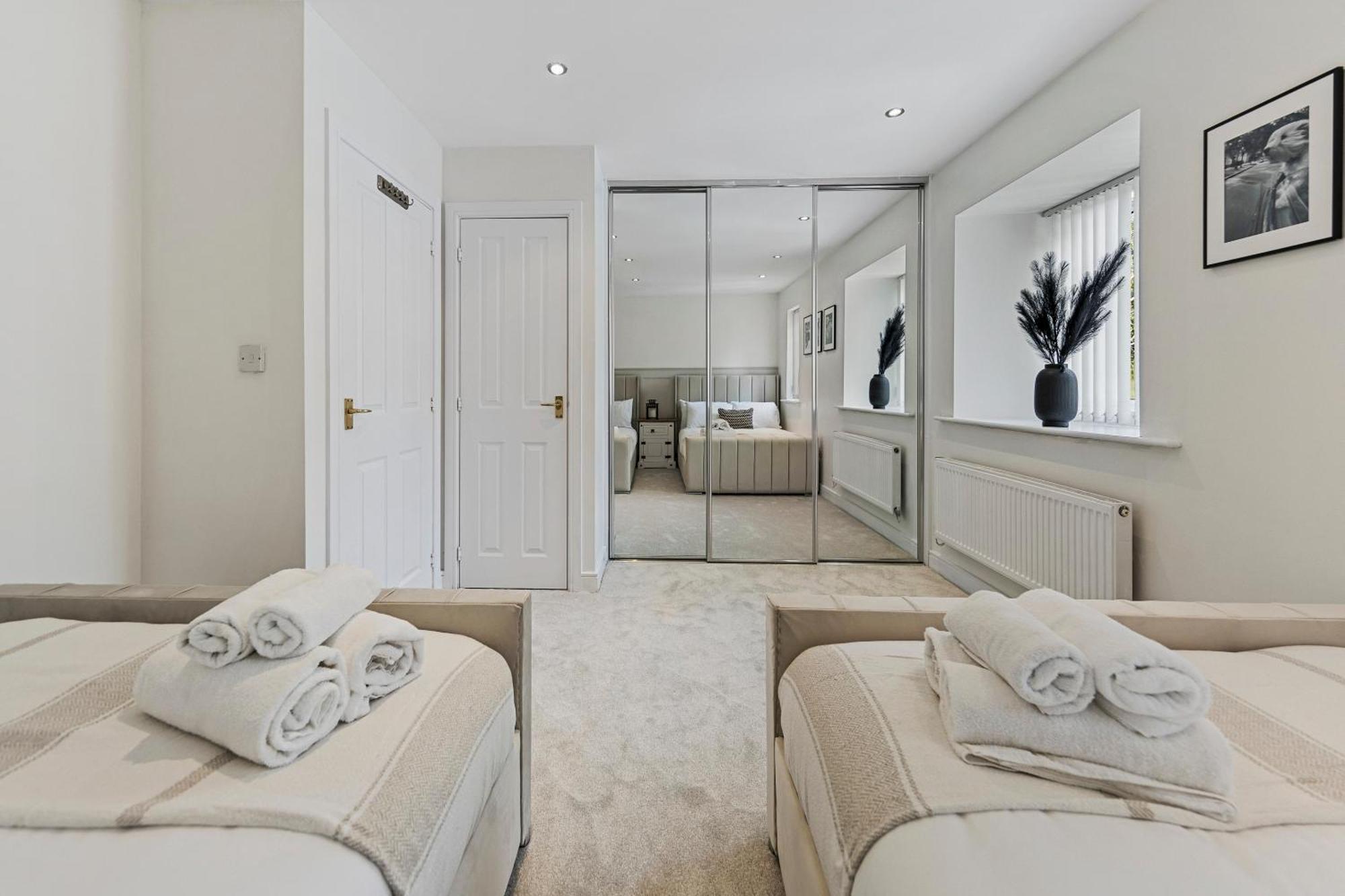 Inicio - New! Stunning - Free Parking - Sleeps 8 - Near M6 Villa