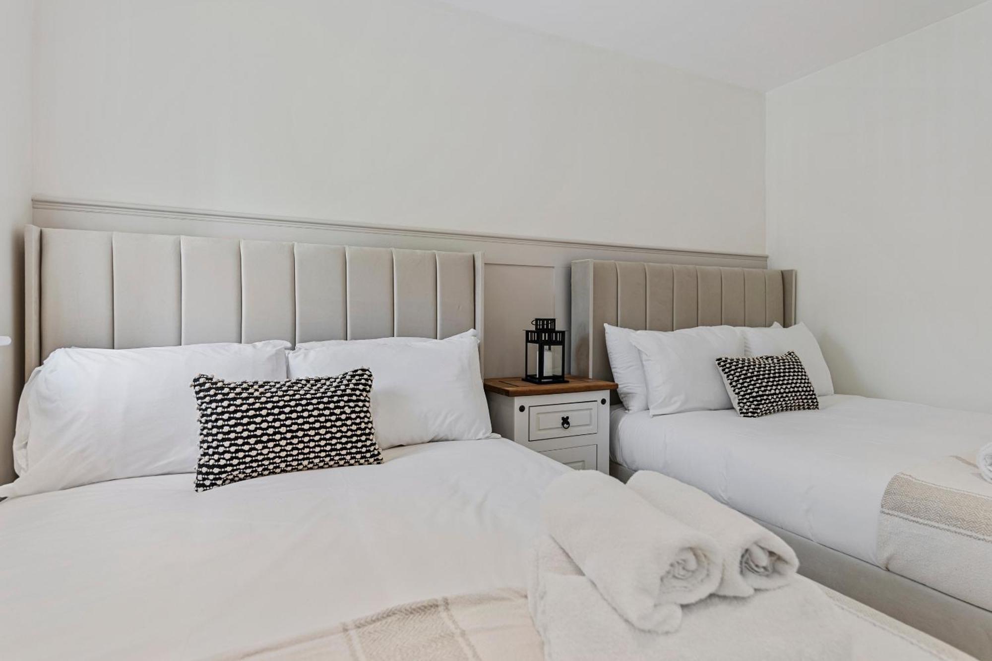 Villa Inicio - New! Stunning - Free Parking - Sleeps 8 - Near M6 Birmingham
