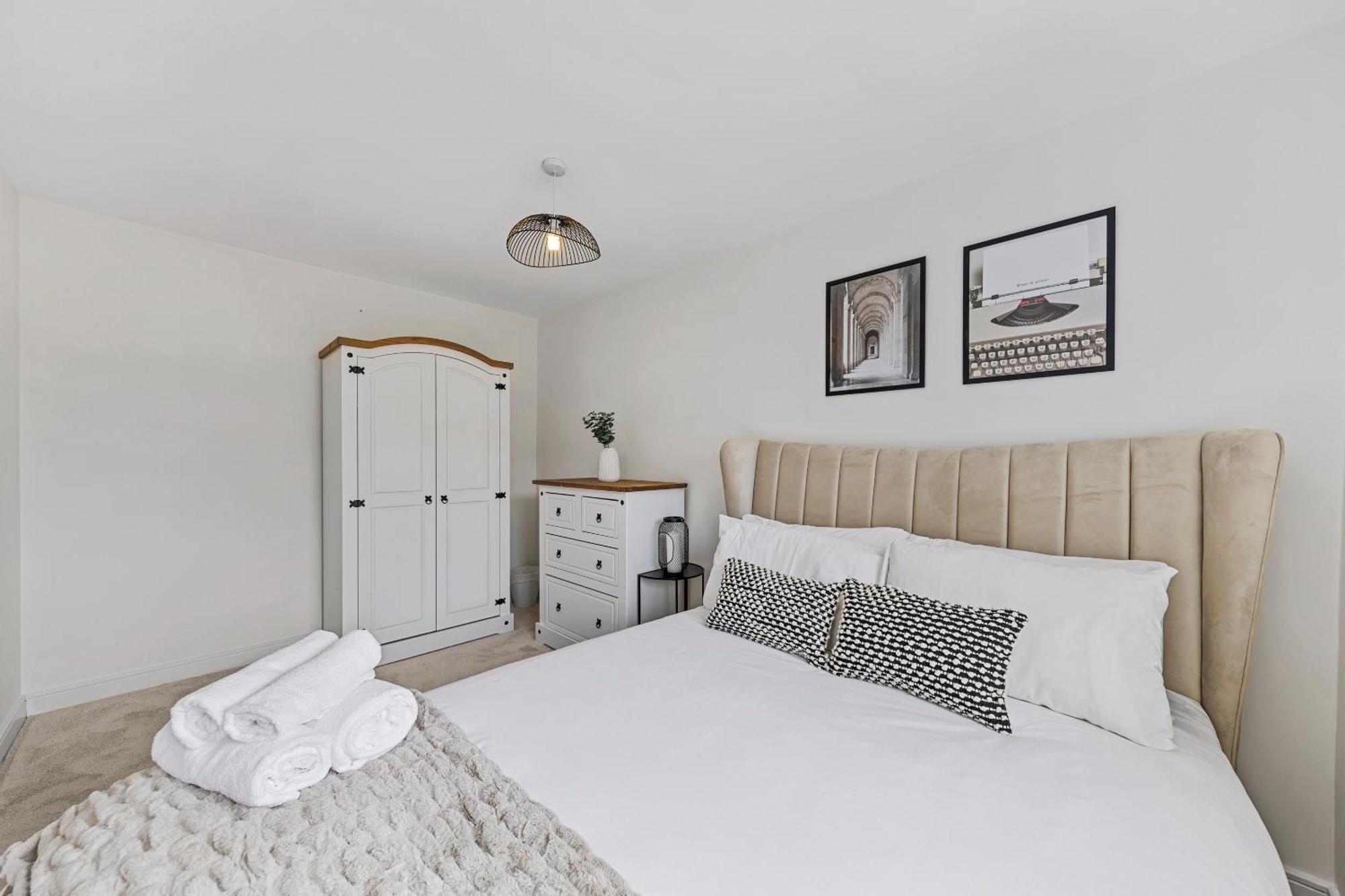 Villa Inicio - New! Stunning - Free Parking - Sleeps 8 - Near M6 Birmingham