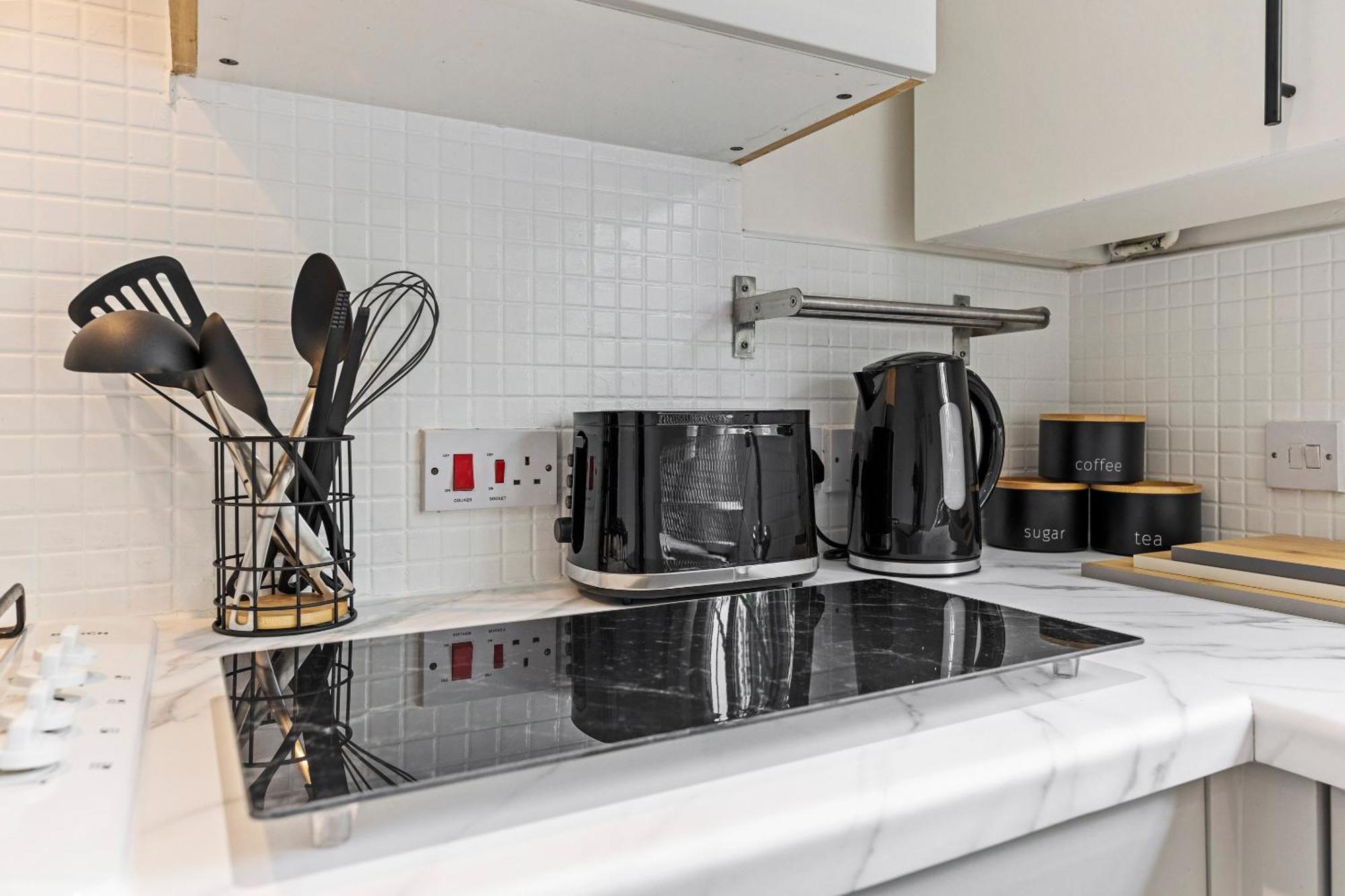 Villa Inicio - New! Stunning - Free Parking - Sleeps 8 - Near M6 Birmingham