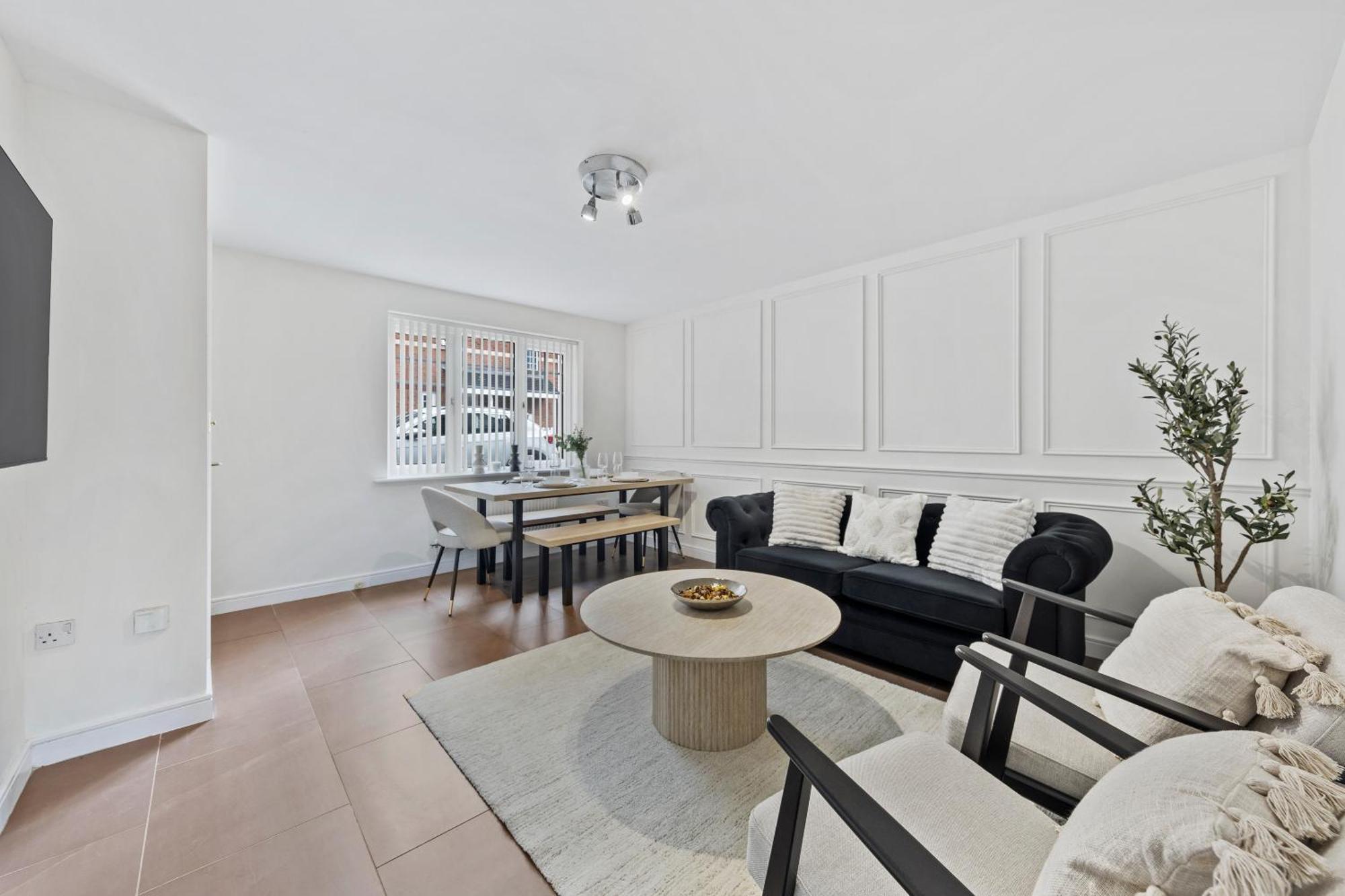 Villa Inicio - New! Stunning - Free Parking - Sleeps 8 - Near M6 Birmingham