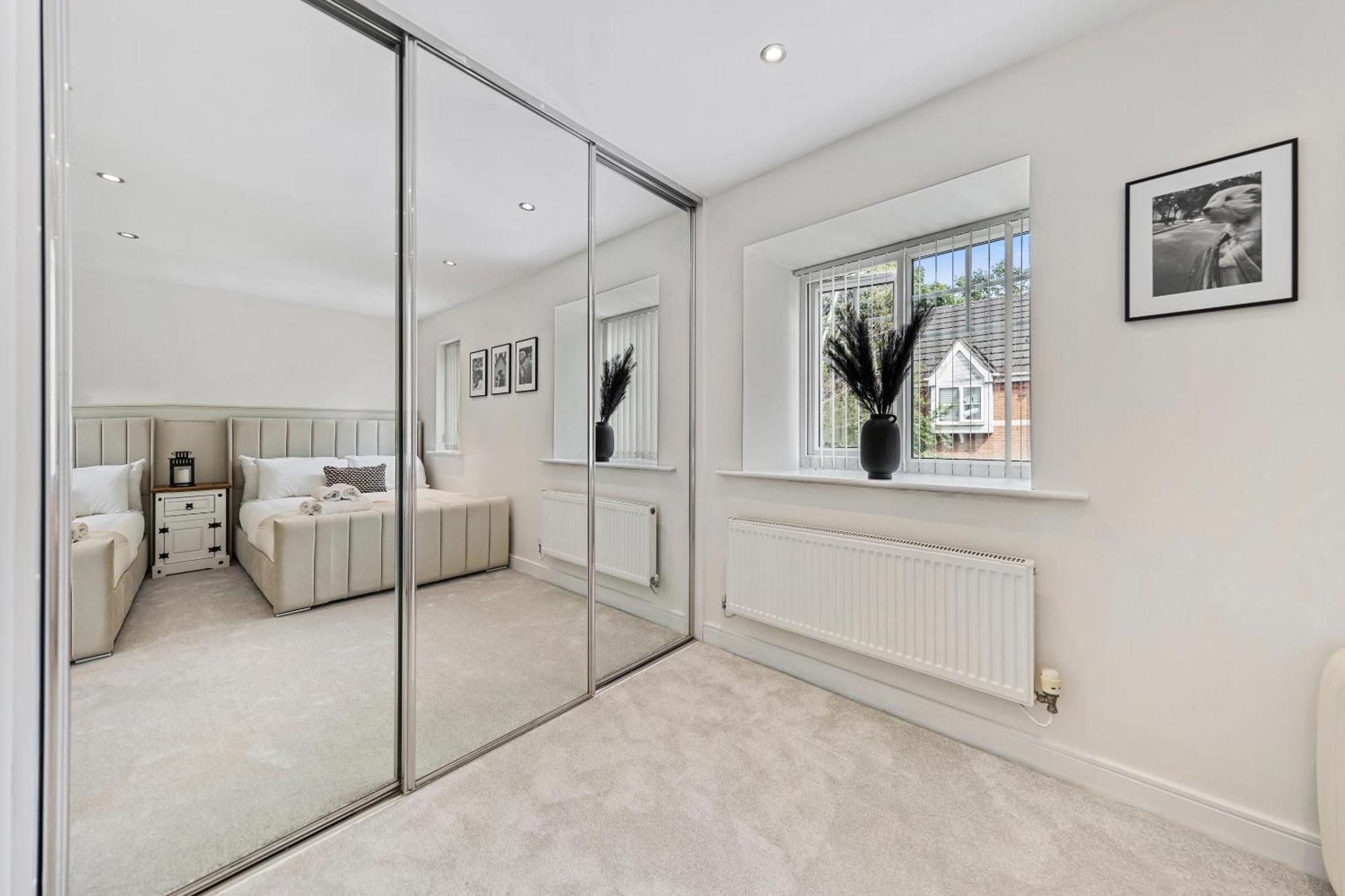 Villa Inicio - New! Stunning - Free Parking - Sleeps 8 - Near M6 Birmingham