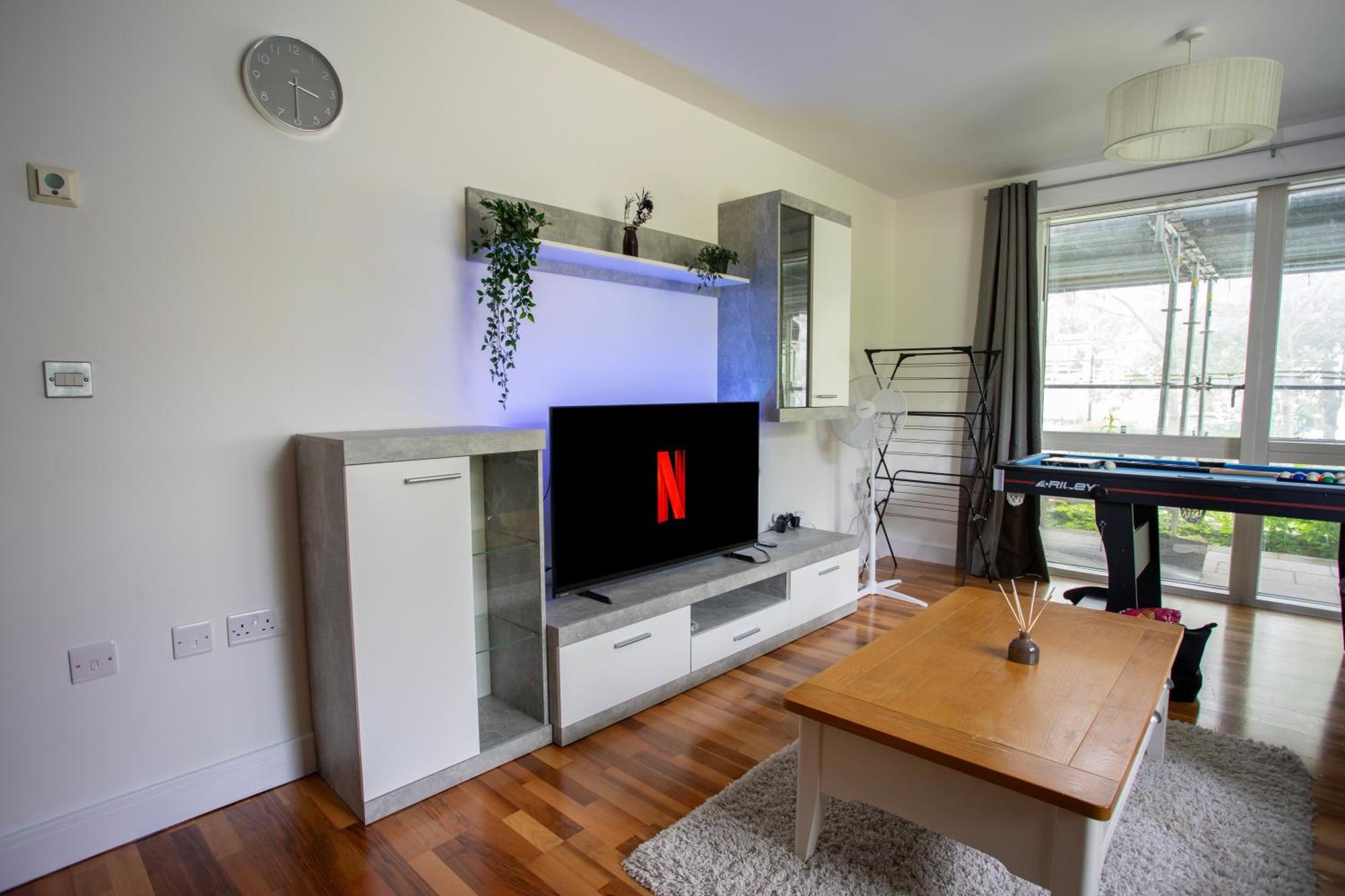 2 Bedroom Including Ensuite And Pool Table * Birmingham