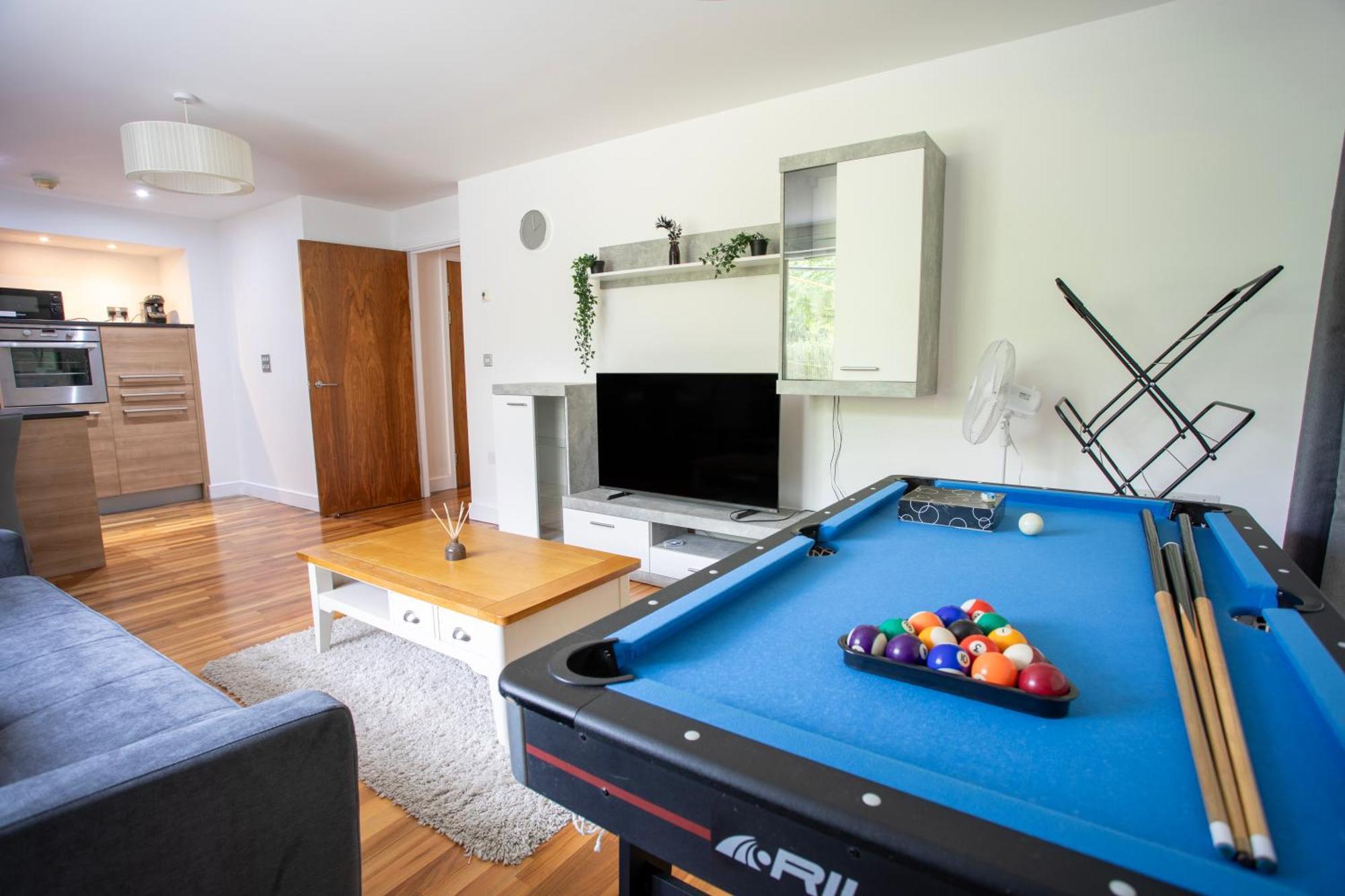 2 Bedroom Including Ensuite And Pool Table * Birmingham