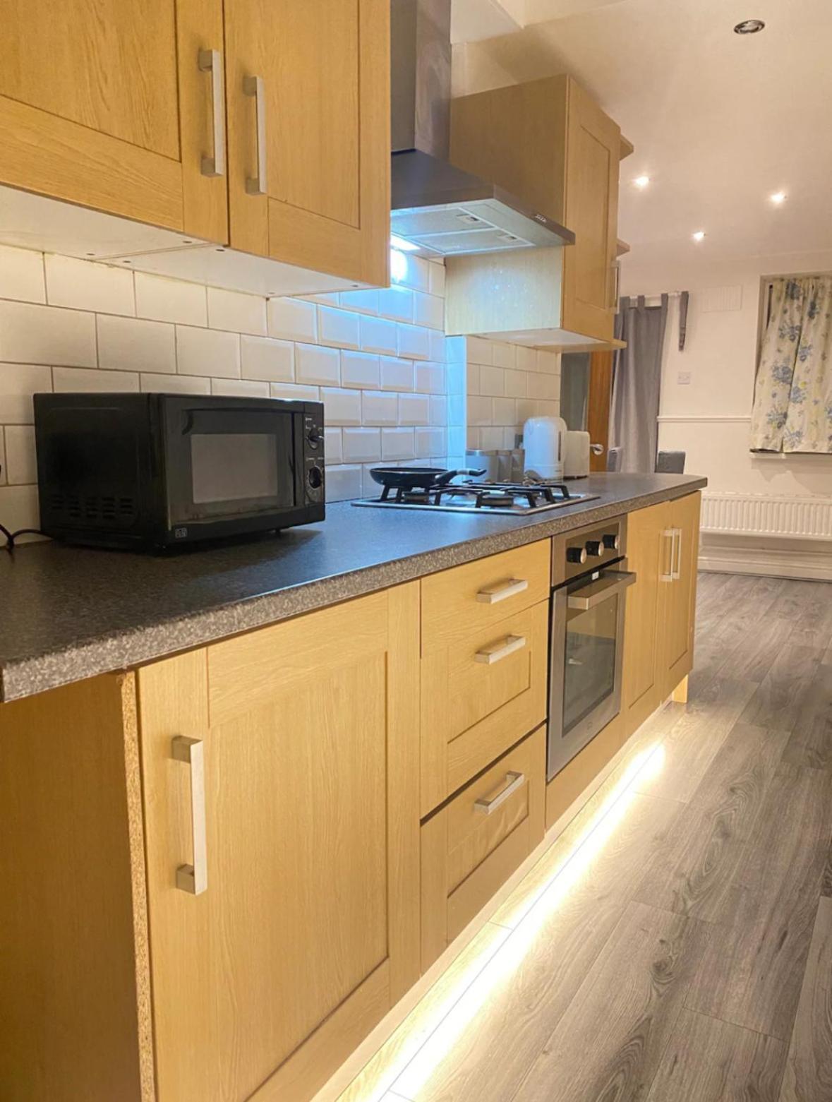 Cosy 3 Bedroom House, Sleeps 7 People In