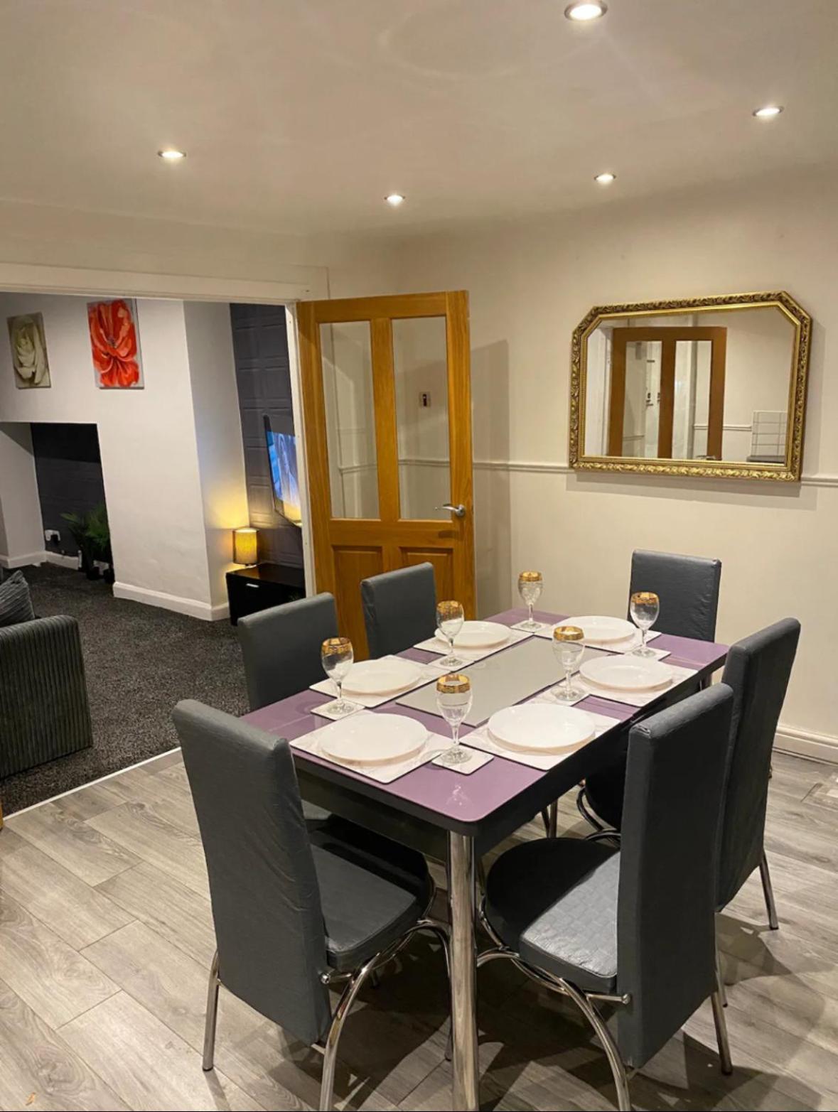 Cosy 3 Bedroom House, Sleeps 7 People In * Birmingham