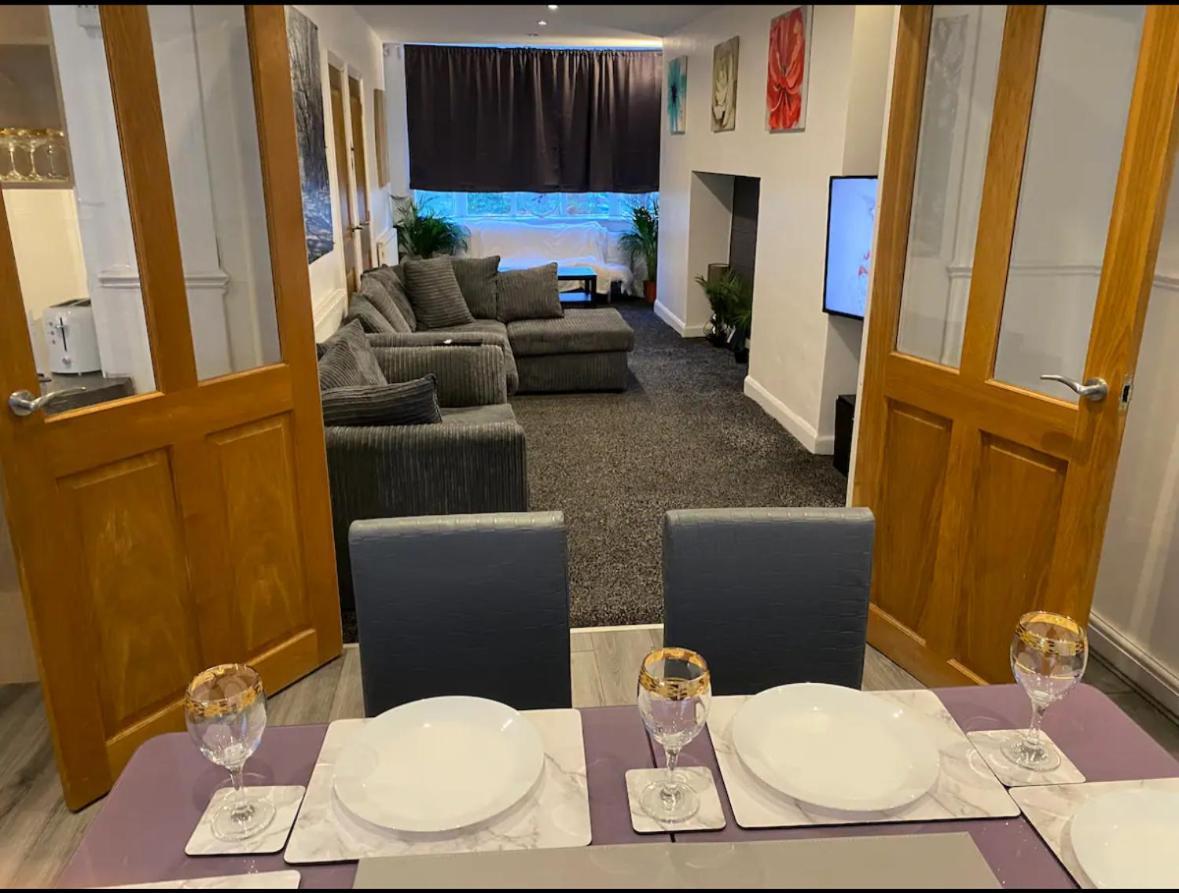 Cosy 3 Bedroom House, Sleeps 7 People In Apartment *