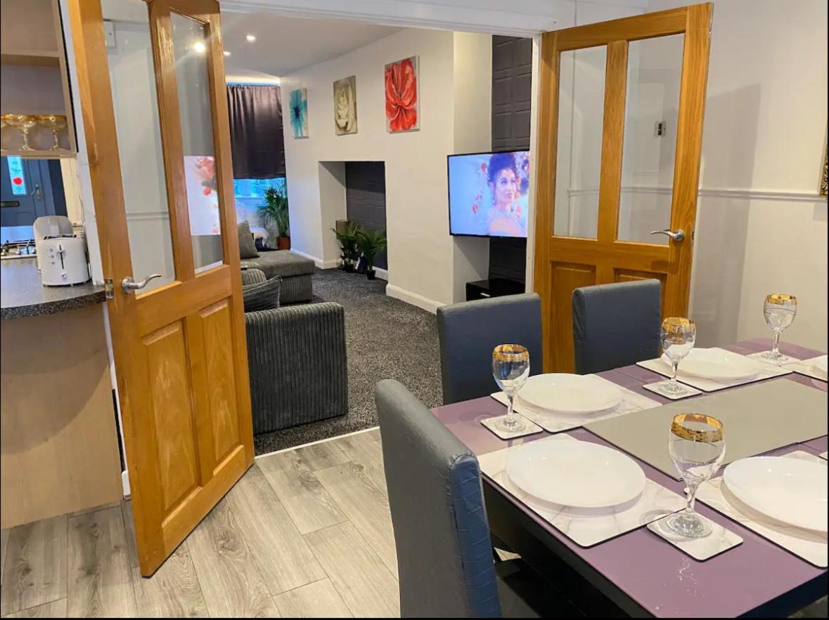 Cosy 3 Bedroom House, Sleeps 7 People In *