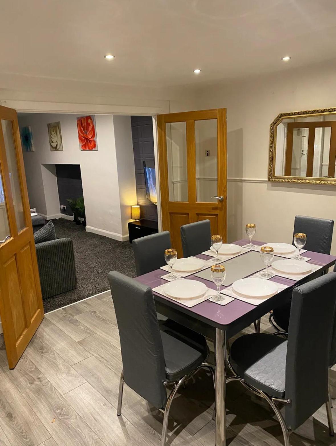 Cosy 3 Bedroom House, Sleeps 7 People In Birmingham