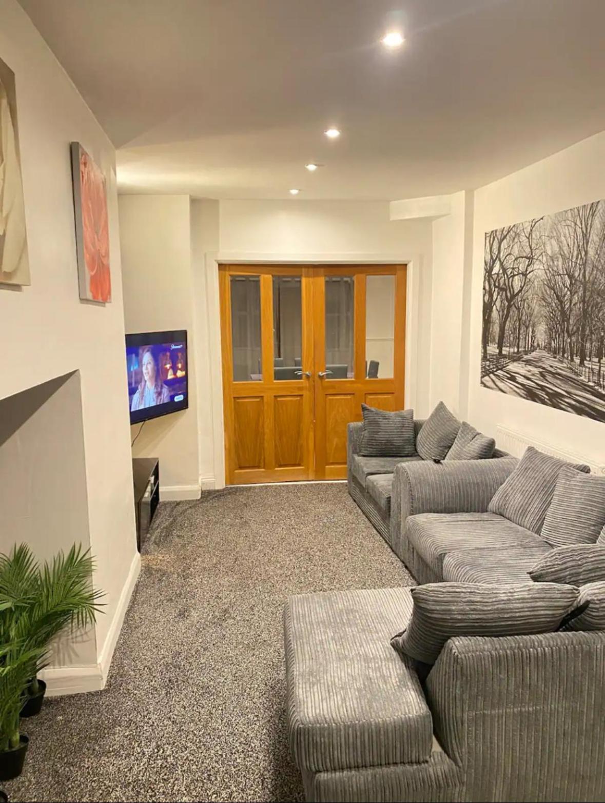 Cosy 3 Bedroom House, Sleeps 7 People In Apartment