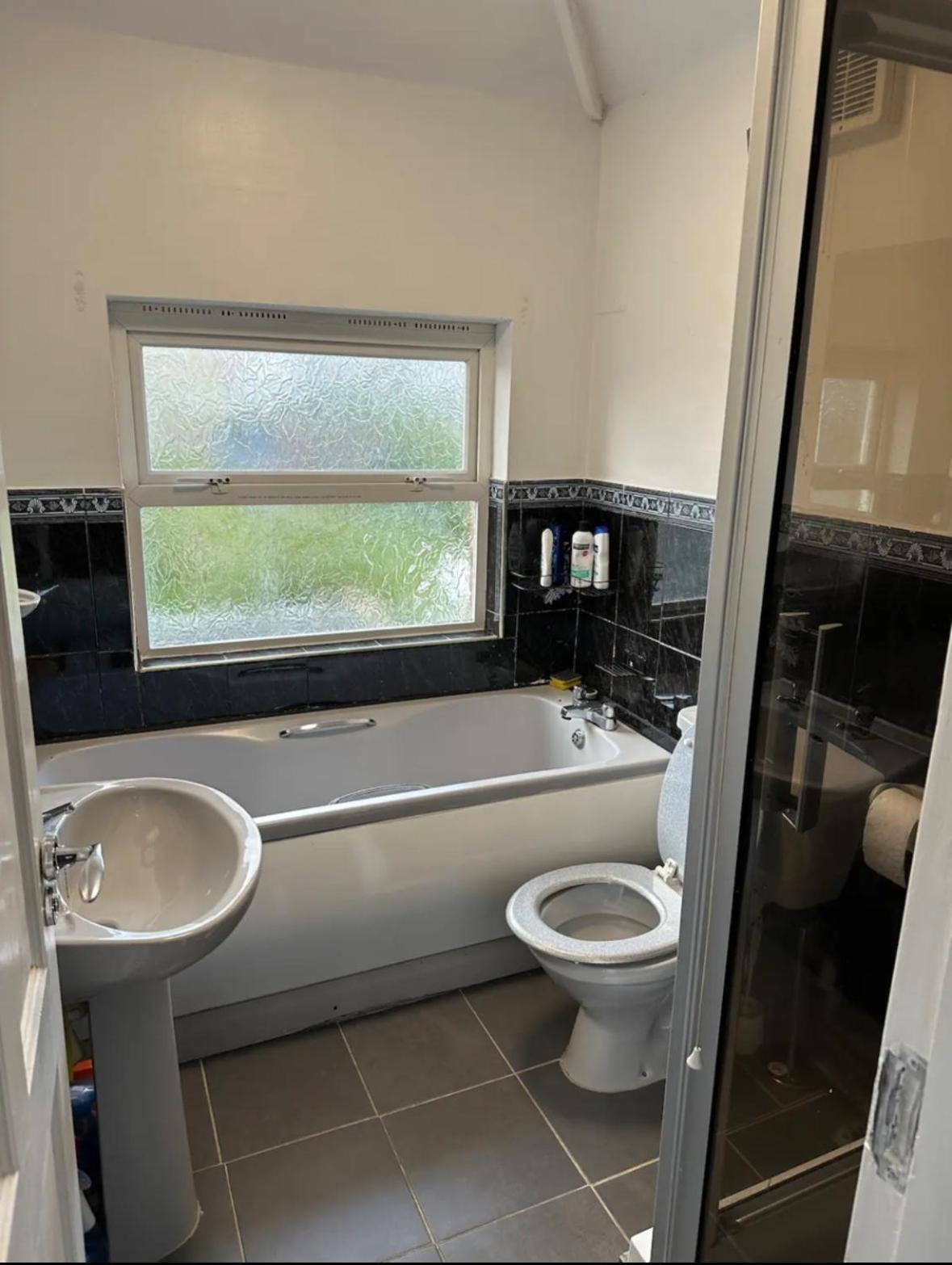 Cosy 3 Bedroom House, Sleeps 7 People In Apartment *