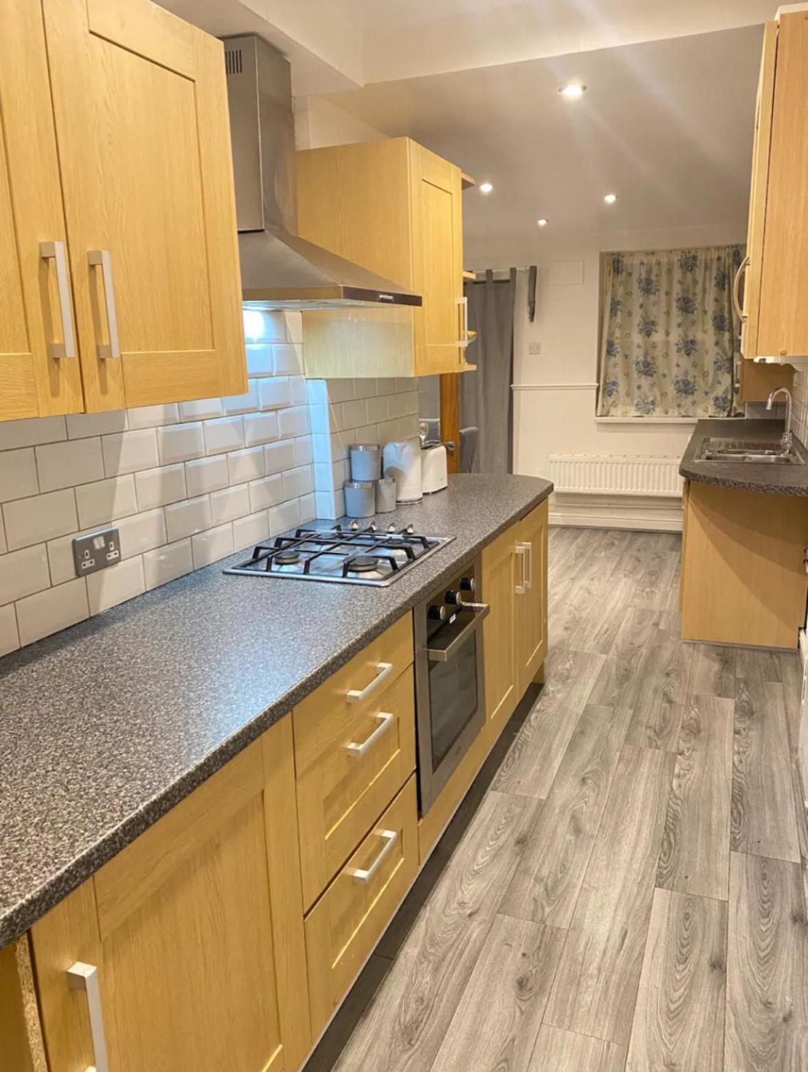 Cosy 3 Bedroom House, Sleeps 7 People In