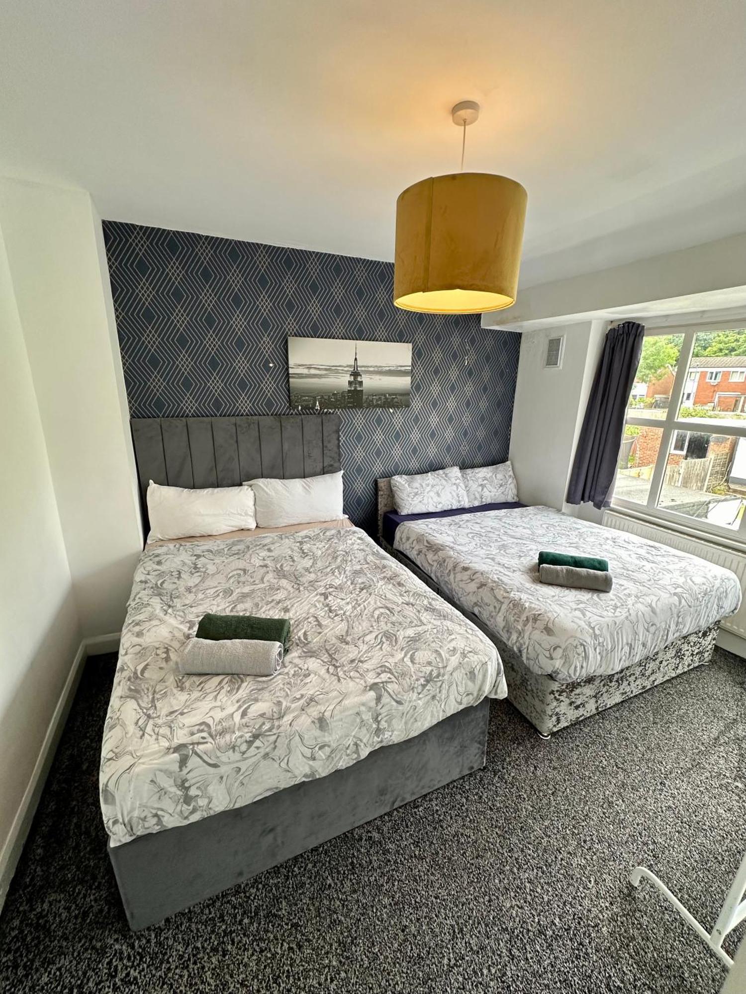 Cosy 3 Bedroom House, Sleeps 7 People In *